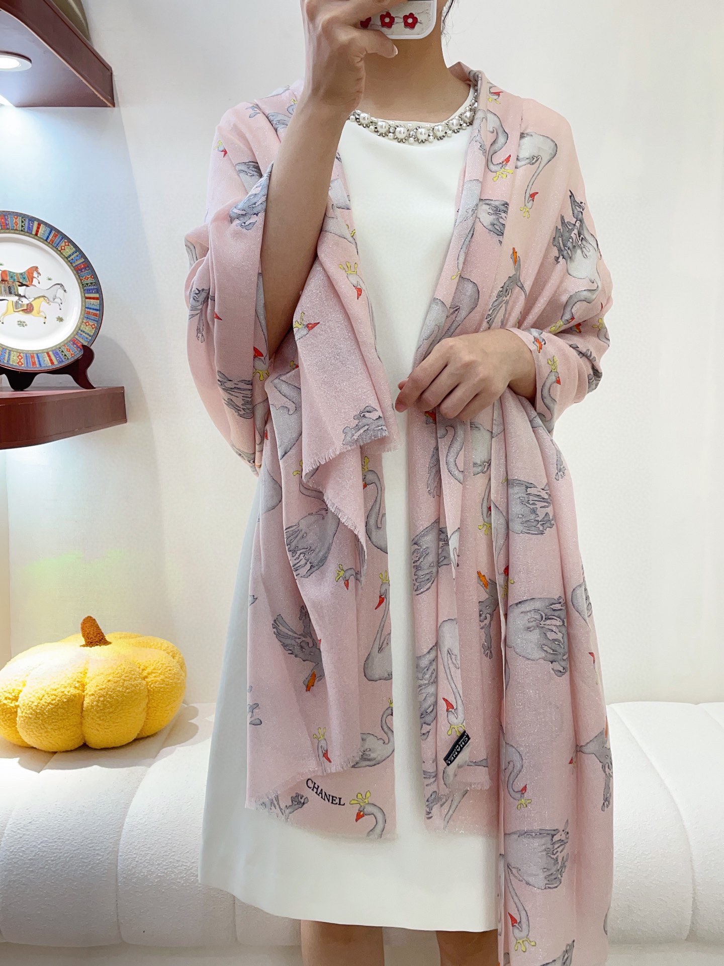 NO:170033,CJANEL fairy-level good thing!  !  !  The fabric is super soft!  !  The ring velvet yarn is inlaid with soft imported metal wire, which is like wearing the most dazzling and beautiful stars on your body. This piece can be worn out with the beauty of your yearning in the daily tiny fireworks!  In short, you will understand the essence and essence in seconds when you get it!  !  Have a classic temperament that everyone loves!  High-end and tasteful, the upper body is a surprise, the dressing style we all like!  The upper body looks very good and has a very high-end feeling. It is really rare outside. I suggest you don’t miss such a versatile product!  !  !  Size specifications 100*cm gold and silver wire ring velvet scarf, high-version scarf, ring19860909CJANEL神仙级好物！！！面料超级柔软！！戒指绒纱线里镶嵌柔软的进口金属丝,像是把最璀璨美丽的繁星穿上身,这件能在日常的细碎烟火气里,穿出神往的美丽！总之精华跟精髓的东西到手就秒懂！！拥有人人皆爱的经典气质！高级有品味,上身就是惊喜,我们都喜欢的穿衣风格！上身很显好,很高级的感觉,外面真的不多见,建议大家不要错过这样的百搭品！！！尺寸规格100*cm金银丝戒指绒长巾,高版本围巾,ring,scarf