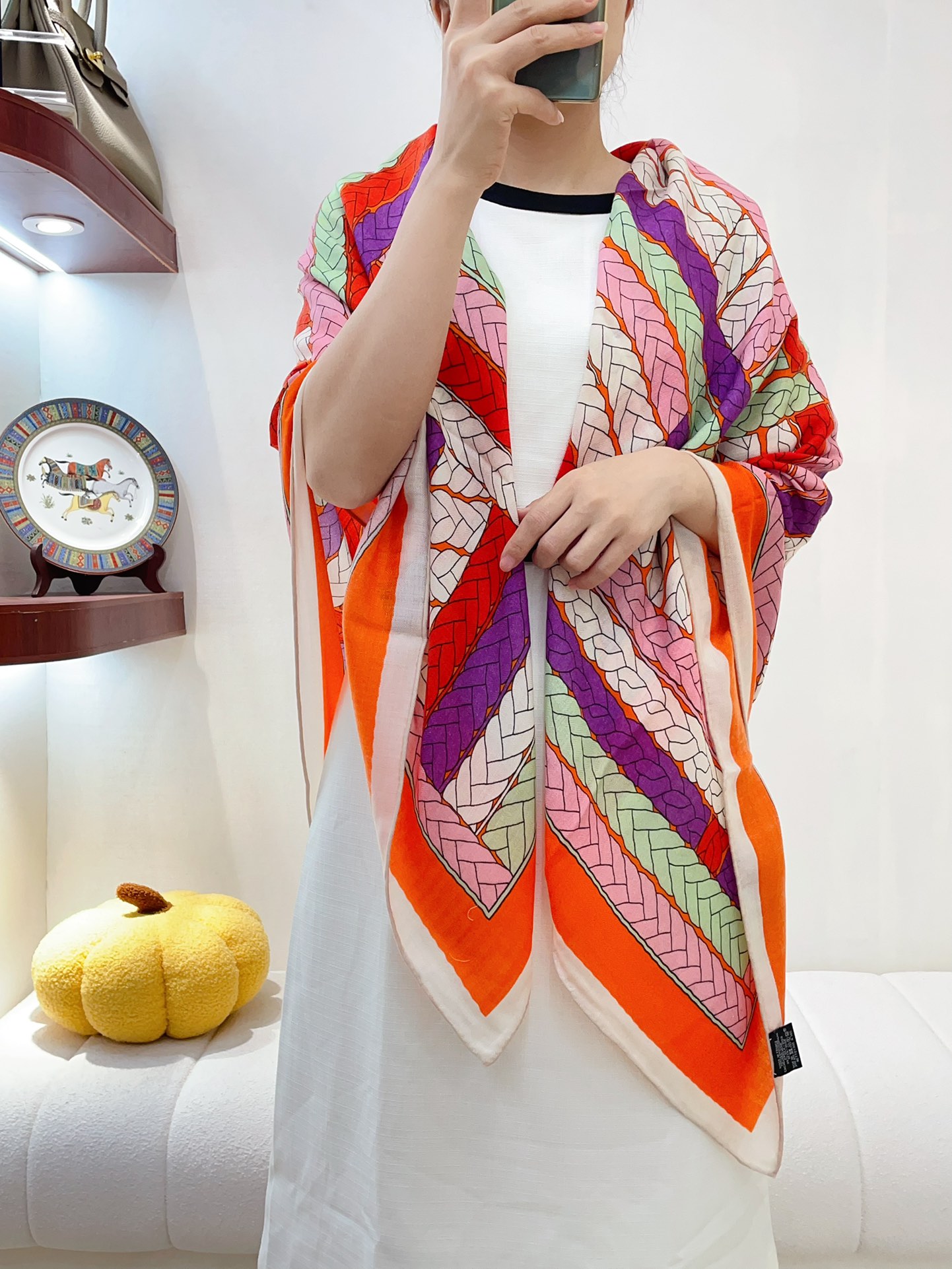 NO:169994,HERMES Awesome Hot Product [H Interwoven Letters] [Absolute Top Quality] Super Value Rewards The quality of the counter that will definitely scream. This model is H limited edition. The top visual feast counter has a very luxurious color. The number of sets of top silk cashmere works is very difficult. Exclusive to log in to the whole city!  The best HERMES masterpiece is an absolute top-notch product in overseas counters!  Special channels sell one less cashmere silk, pure hand-made curled edges, 140cm*140cm!  High-end scarf, hermes, real silk19860909HERMES 牛逼爆款【H交织字母】【绝对顶级品质】超值回馈绝对会尖叫的专柜品质此款是H限量款,顶级视觉盛宴专柜限量色非常奢华顶级丝羊绒作品套数多难度高,全城独家登陆！海外专柜同步绝对的顶级好货HERMES力作！特殊渠道货卖一个少一个70山羊绒真丝,纯手工卷边,140cm*140cm！重磅推荐,高版本围巾,hermes,real silk,scarf