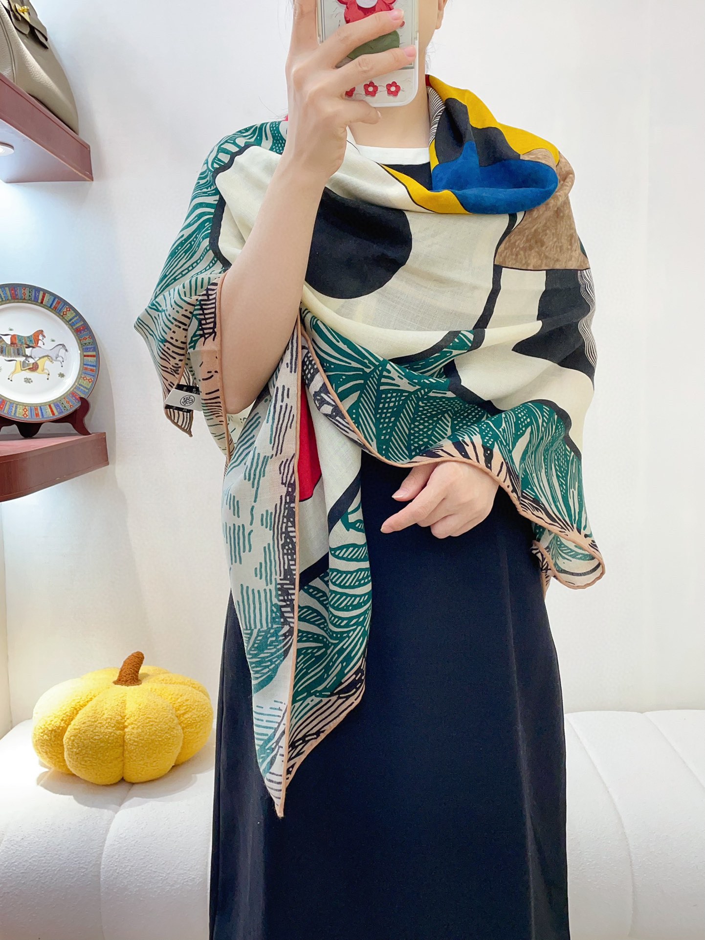 NO:170720,The new HERMES is recommended to be good when you buy it [Silhouette Knight 140] cashmere square scarf, top-level craftsmanship and value Hermes counter hits three-dimensional presentation patterns and patterns, physical grades, and high-end special craftsmanship and high-end research and development are amazingly launched. Special cutting-edge craftsmanship is loved by Bai Fumei. Whether it is quality, style, price, they scream, super high cost performance, absolutely worth buying. Size 140cm*140cm, 70 cashmere silk, high-version scarf, hermes, hermes, real silk19860909新款HERMES买了都说好看推荐【剪影骑士140】羊绒方巾,顶级工艺超值爱马仕专柜爆款立体呈现图案纹路实物档次极高特殊工艺高端研发惊艳问世特殊尖端工艺处理受到白富美的喜欢 无论是品质 款式 价格都令大牌控的她们尖叫 超高性价比 绝对值得入手尺寸140cm*140cm,70羊绒真丝,高版本围巾,hermes,hermes,real silk,scarf