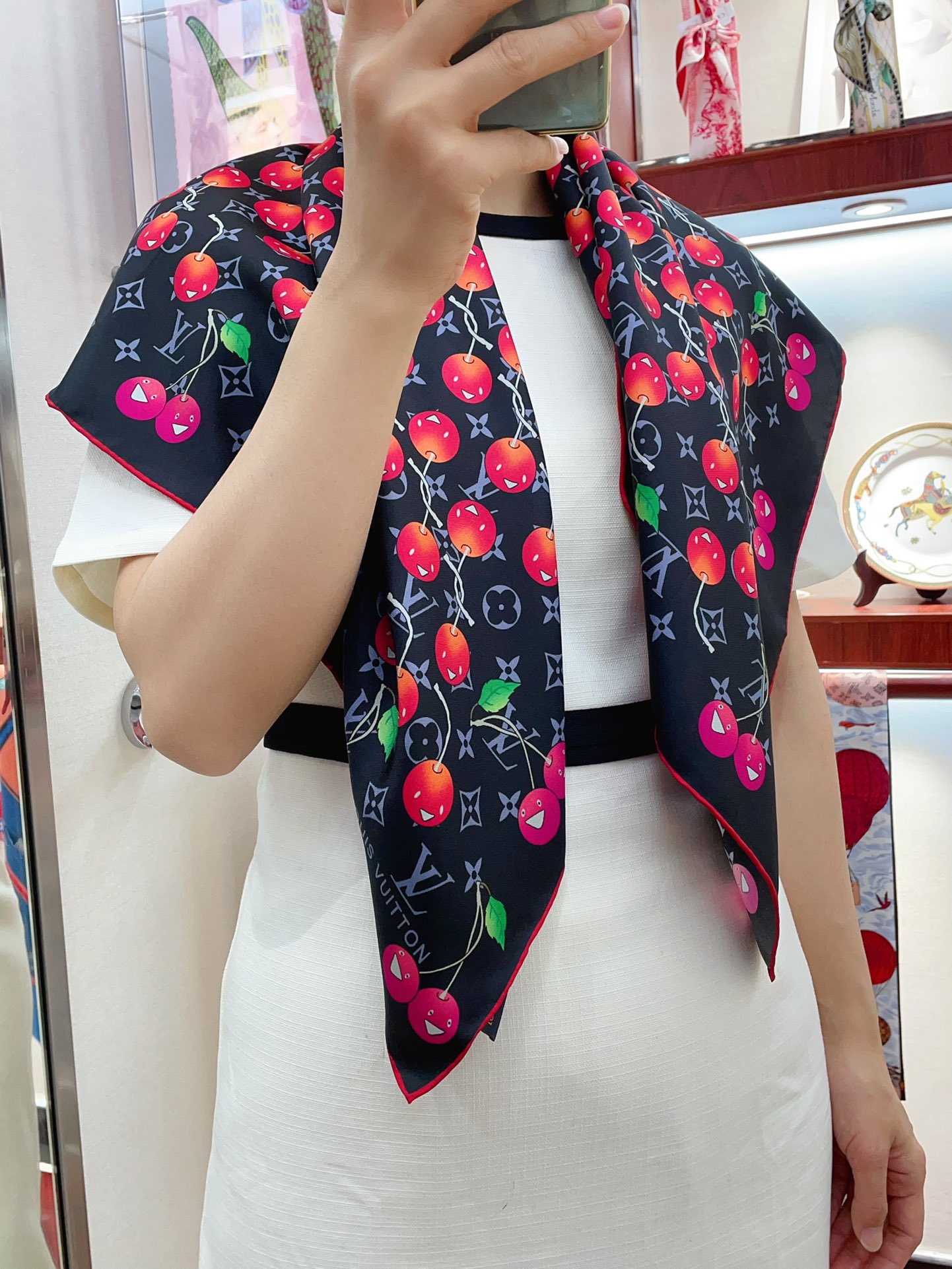 NO:171410,The cow is on the croquette, I really like the silk square scarf, I'll get away from the hustle and bustle of the world, full pattern is soaked in polka dot pattern, strongly recommend slow hand-free twill silk, the price is really good, this size is not big or small, it is very easy to match, the quality is super easy to get, the high-end quality will be understood, the high-end details, what you see is what you get is the heavy and huge VIP customer must-apply 90*90cm twill silk, high-version scarf, real silk19860909牛货上啦真心赞真丝方巾,暂别尘世喧嚣,全幅图案浸染波点图案,强烈推荐手慢无斜纹真丝价格真心好,这个size不大不小特别好搭配,品质超级好拿到手就会懂的高端品质,高端细节所见即所得重磅巨献VIP客户必入推荐90*90cm斜纹真丝,高版本围巾,real silk,scarf