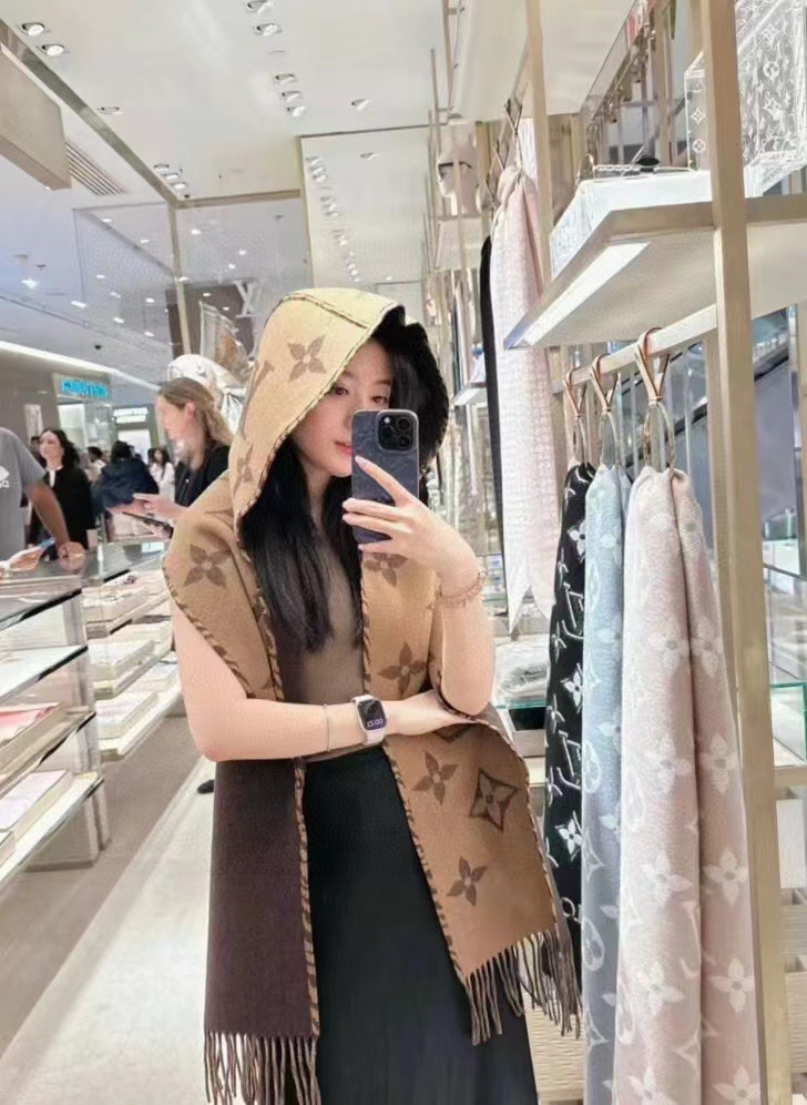 NO:172479,【High quality non-market bargains】Leading fashion LV home ZG synchronous [Old-flowered hooded scarf] Popular global Fall For You hooded scarf is made of rich plush blend, with Monogram jacquard pattern and calm plain color choice. The wide size and hooded design inject avant-garde atmosphere into late autumn clothing. Size 196 x 38 cm 89 wool, 10 cashmere, 1 mulberry silk, trim sheepskin, high-end scarf, louis vuitton, sheepskin, hats19860909【高品质 非市场便宜货】引领时尚LV家ZG同步【老花连帽围巾】火爆全球Fall For You 连帽围巾取材丰盈毛绒混纺,拥有 Monogram 提花织纹和沉稳素色两面选择.宽幅尺寸和连帽设计为深秋着装注入前卫气息.尺寸196 x 38 厘米 89绵羊毛, 10山羊绒, 1桑蚕丝, 饰边羊皮革,高版本围巾,louis vuitton,sheepskin,hats,scarf