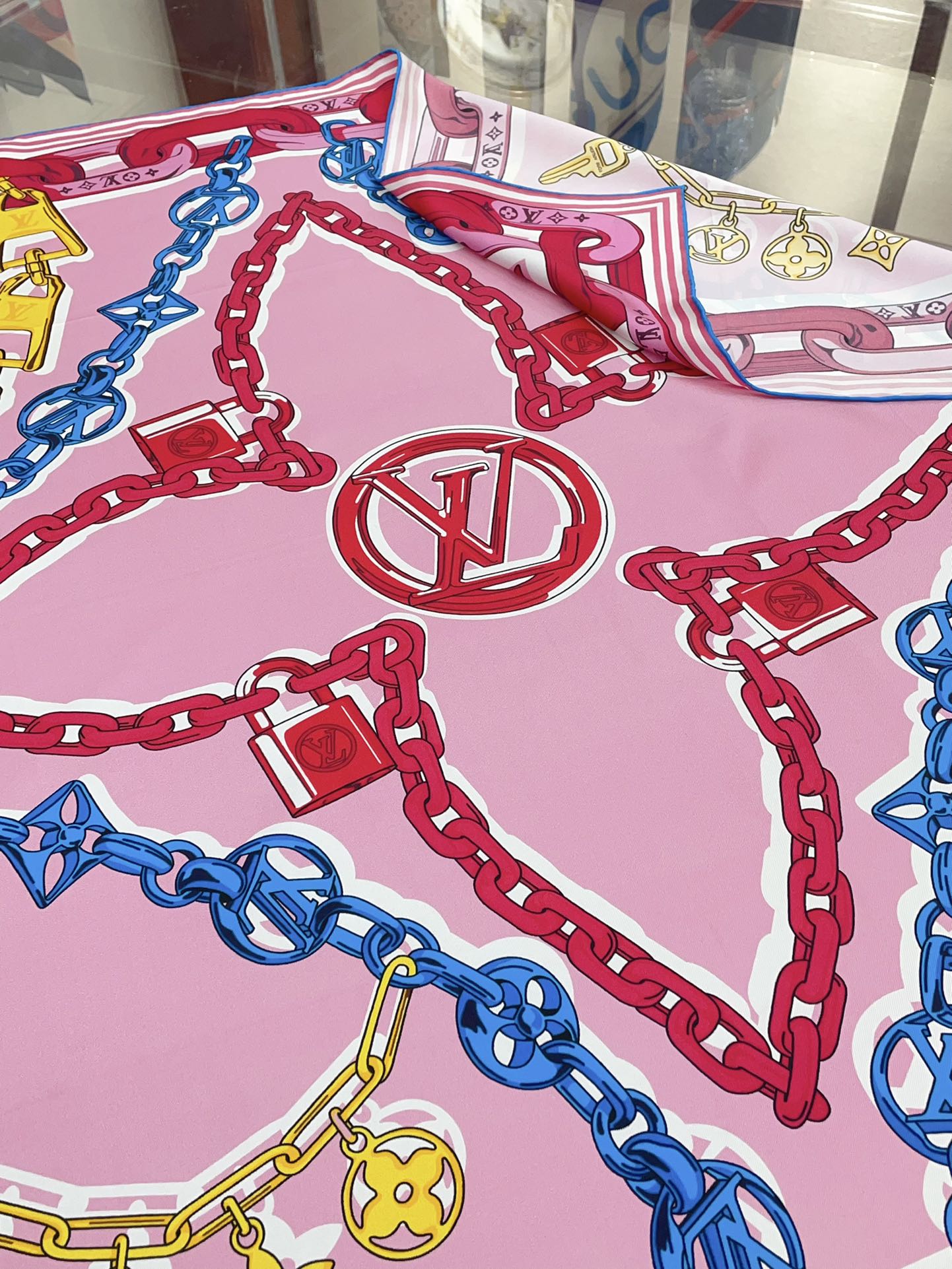 LV最新上架本款Bejeweled90方巾以彩绘图案展露品牌艺术气质绚烂链带挂饰和锁扣成就瞩目之姿致意路