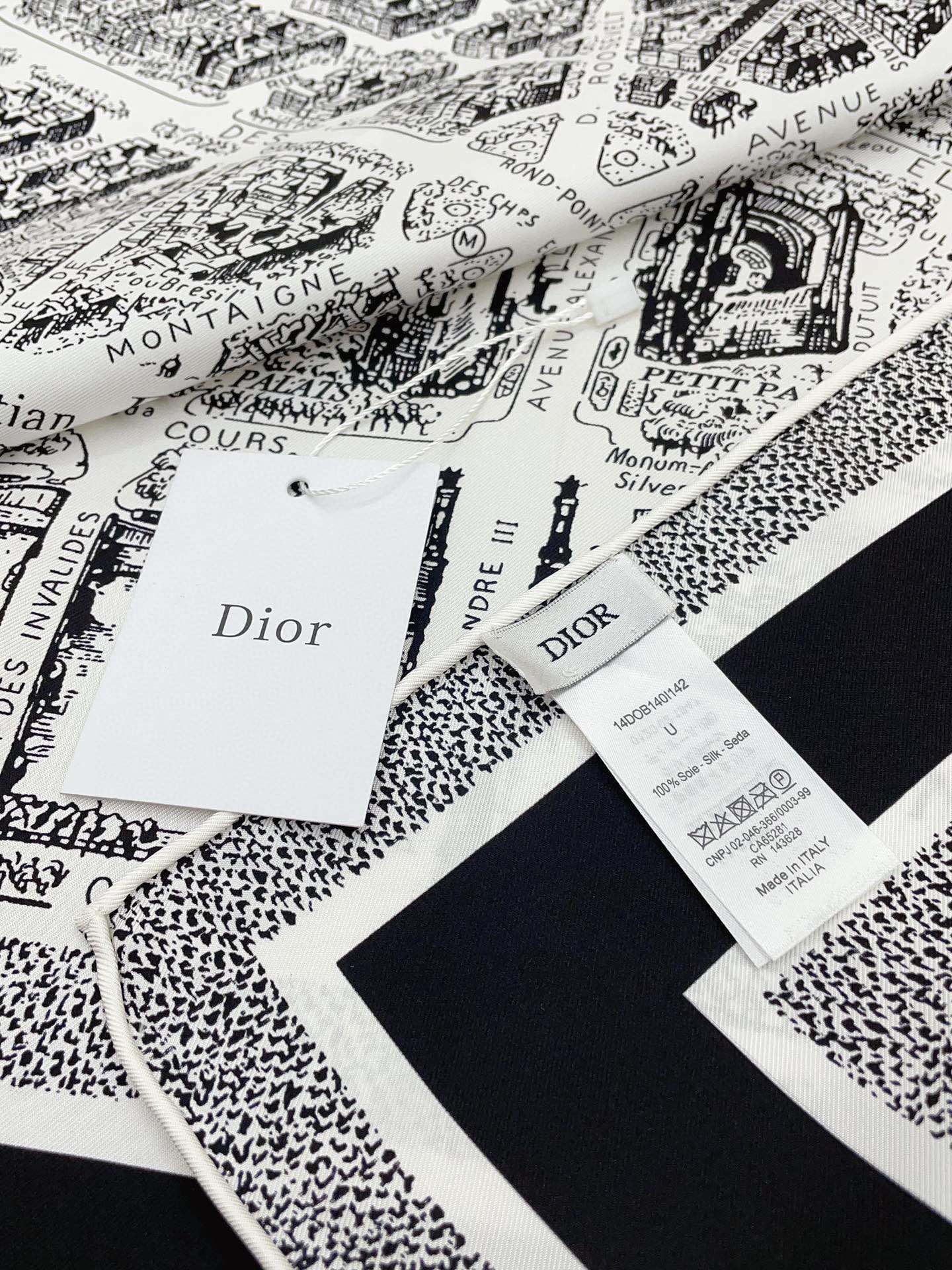 姆米双面同色上新这款方巾饰以本季经典的PlandeParis印花该图案从Dior档案汲取灵感致敬Dior