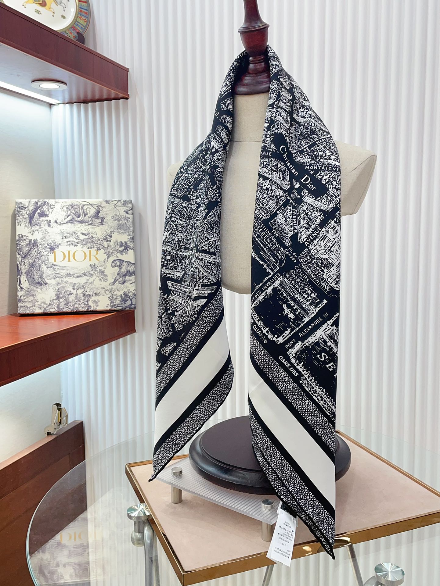 姆米双面同色上新这款方巾饰以本季经典的PlandeParis印花该图案从Dior档案汲取灵感致敬Dior