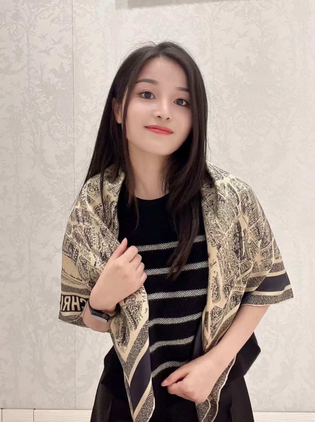 NO:173231,【18 Mmie Double-Side Tone】The new square scarf is decorated with this season's classic Plan de Paris print. This pattern draws inspiration from the Dior archives and pays tribute to Dior's historic Montaigne Avenue address. It is carefully crafted from black and white mulberry silk twill fabric, double-sided design, decorated with hand-curled edges, embellished with contrasting Christian Dior logo jacquard strip pattern to enhance the style. It can be tied to the neck or used as a headscarf to create a delicate look. Mulberry silk. Made in Italy 90*90cm, high-end scarf, dior19860909【18姆米双面同色】上新这款方巾饰以本季经典的 Plan de Paris 印花,该图案从 Dior 档案汲取灵感,致敬 Dior 具有历史意义的蒙田大道地址.采用黑色和白色桑蚕丝斜纹面料精心制作,双面设计,饰以手工卷边,点缀以对比鲜明的 Christian Dior 标志提花条形图案提升格调.可系在颈部或作为头巾使用,打造精致造型. 桑蚕丝.意大利制造 90*90cm,高版本围巾,dior,scarf