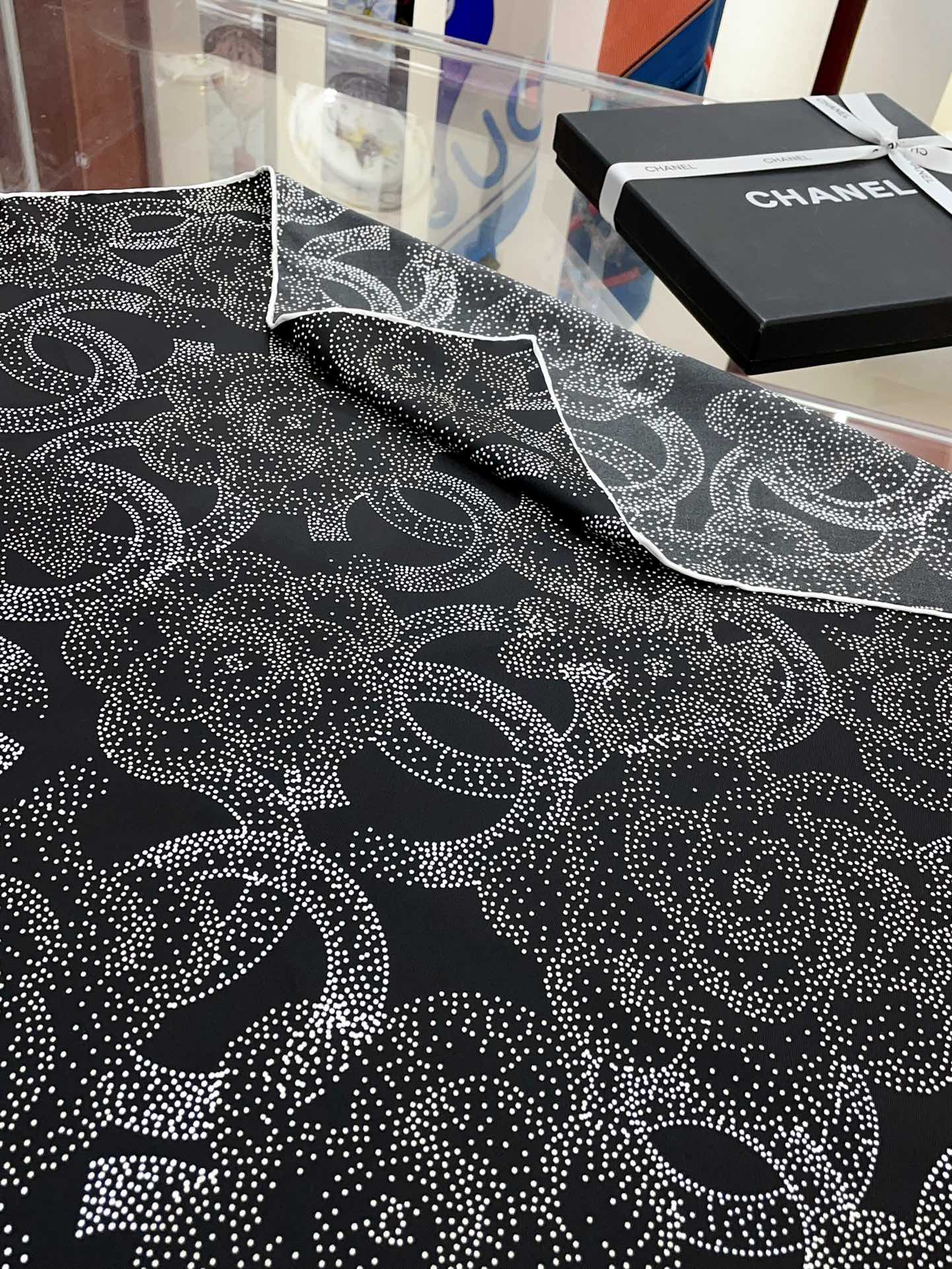 最新款小香LOGO圆点90采用精湛的印花LOGO拼接图案印花工艺呈现于轻盈奢华斜纹真丝面料之上围巾完美奂