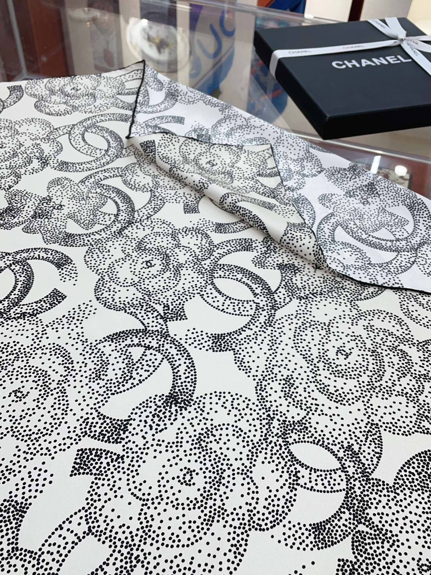 最新款小香LOGO圆点90采用精湛的印花LOGO拼接图案印花工艺呈现于轻盈奢华斜纹真丝面料之上围巾完美奂