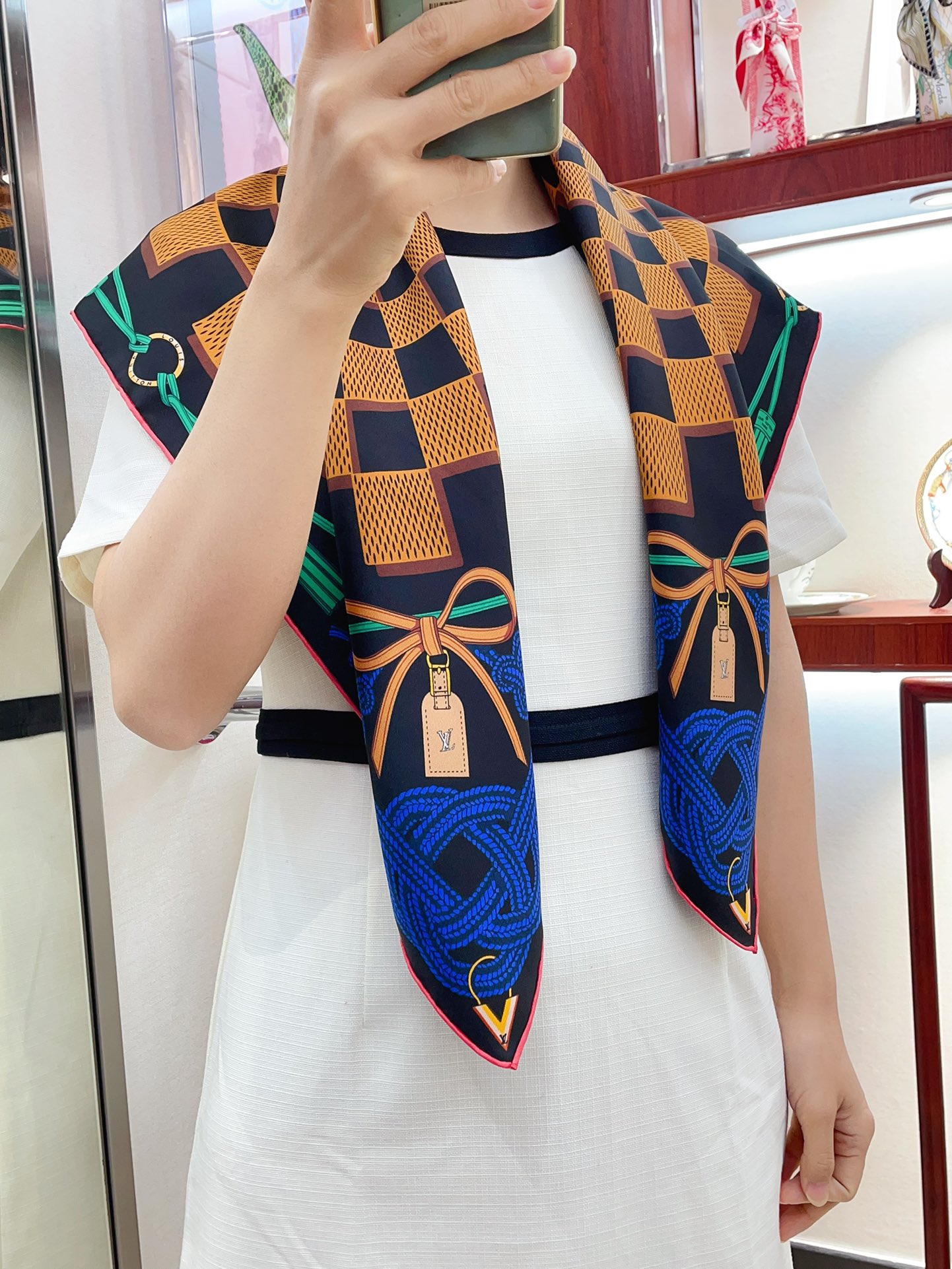 NO:171753,New Silk New LV Products [chess board plaid 90] Silk Square Scarf, Rising Confidential Square Scarf is made of light silk, rich tones, eye-catching brushstrokes, classic logo on the front is complicated and intertwined, greeting the brand's long-standing leather goods production tradition. This size is not big or small, especially easy to match, high-end quality is super easy to understand when you get it, high-end details, what you see is what you get, heavy and huge VIP customers must-have recommendation 90*90 square scarf top twill silk, high-version scarf, louis vuitton, real silk19860909真丝新款 LV新品【棋盘格纹90】真丝方巾,Rising Confidential 方巾取材轻盈真丝,浓郁色调挥洒醒目笔触,经典标识于正面繁复交错,致意品牌悠远的皮具制作传统.这个size不大不小特别好搭配,品质超级好拿到手就会懂的高端品质,高端细节所见即所得重磅巨献VIP客户必入推荐90*90方巾顶级斜纹真丝,高版本围巾,louis vuitton,real silk,scarf