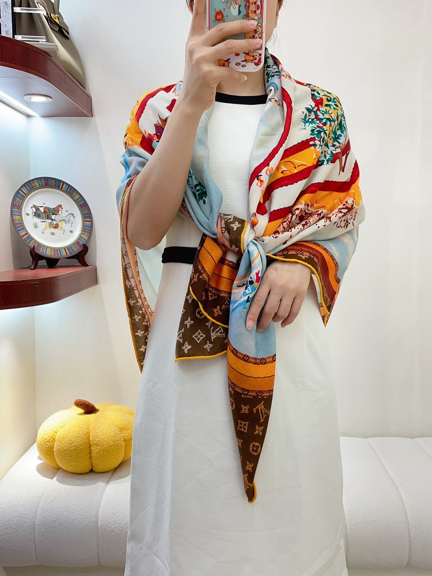 NO:171730,LV elegant and noble, baby-like soft touch synchronous counter. Velvet printing cleverly uses donkey LOGO patterns to create a dazzling and eye-catching look, perfectly matched with a variety of shapes, low-key, fashionable, tasteful and luxurious new classic items, with a mixed design of multiple product logos, cashmere material is extremely soft and luxurious. The real thing is truly elegant and noble, high-end quality and high-definition presentation of 140*140cm, 70 cashmere silk, high-version scarf, louis vuitton, louis vuitton, louis vuitton, louis vuitton, louis vuitton19860909LV典雅高贵 婴儿般的柔软触感同步专柜 丝绒印花巧妙利用驴家LOGO图案创造出醒目亮眼的观感,与多种造型完美搭配,拼色低调时髦有品味奢华全新的经典单品,以混合多种产品标识的设计,羊绒材质极致柔软.奢华的触感.实物真心典雅高贵高端品质高清呈现140*140cm,70羊绒丝,高版本围巾,louis vuitton,louis vuitton,louis vuitton,scarf