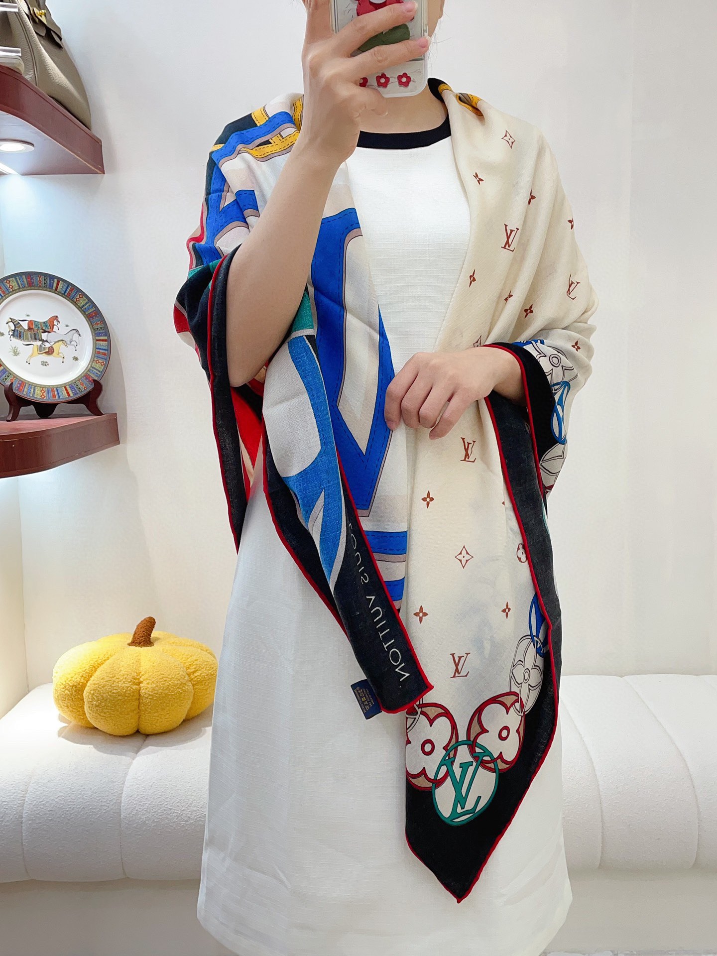 NO:171734,LV elegant and noble baby-like soft touch synchronous counter [LOGO flowers] Velvet printing cleverly uses donkey LOGO patterns to create a dazzling and eye-catching look, perfectly matched with a variety of shapes, low-key, fashionable and tasteful, luxurious and new classic items, with a mixed design of multiple product logos, cashmere material is extremely soft and luxurious. The real thing is truly elegant and noble, high-end quality and high-definition presentation of 140*140cm, 70 cashmere silk, high-version scarf, louis vuitton, louis vuitton, louis vuitton, louis vuitton, louis vuitton19860909LV典雅高贵 婴儿般的柔软触感同步专柜【LOGO花朵】丝绒印花巧妙利用驴家LOGO图案创造出醒目亮眼的观感,与多种造型完美搭配,拼色低调时髦有品味奢华全新的经典单品,以混合多种产品标识的设计,羊绒材质极致柔软.奢华的触感.实物真心典雅高贵高端品质高清呈现140*140cm,70羊绒丝,高版本围巾,louis vuitton,louis vuitton,louis vuitton,scarf