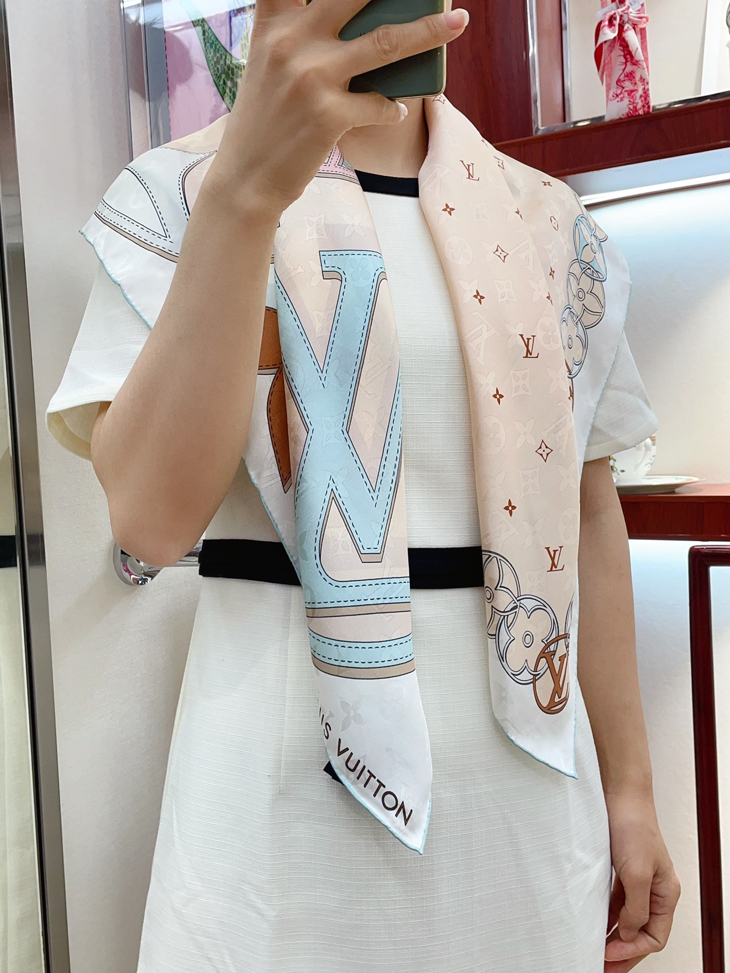 NO:171745,【Dark pattern jacquard!  !  】Super soft, glutinous and silky ~ the touch is really amazing!  !  !  The dark pattern jacquard LV presbyterian letters are looming!  !  !  If you wear such a scarf, those with other fabrics will feel uncomfortable enough!  Design level that only big brands have!  High-end and elegant, showing temperament. Presbyterian flowers are always the representative of fashion!  The upper body effect is very high-end, and it looks good no matter how you match it!  !  Take the woman's sense of elegance to the extreme!  !  The fabrics this season are really amazing. The square square scarf of mulberry silk is very soft and smooth. The dark pattern jacquard is full of logo craftsmanship. The real thing is really amazing~!  !  The upper body effect is very lively. The layers are elegant and textured, and any surrounding is full of tuning~ silk!  Size 90*90cm Top-grade dark-patterned satin silk!  !  , high-version scarf, louis vuitton, real silk19860909【暗纹提花！！】超级软糯丝滑~触感真的绝了！！！暗纹提花LV老花字母若隐若现！！！围过这样的丝巾,其他面料的都会觉得不够舒服！大牌才有的设计水准！高级优雅显气质.老花永远是时髦的代表！上身效果非常高级,怎么搭配都好看！！将女人的优雅感发挥到极致！！这季面料真的非常厉害,桑蚕真丝方巾非常柔软顺滑,暗纹提花满Logo工艺,实物打开真的被惊艳了~！！上身效果非常灵动.层次优雅质感,随便围围都是满满的调调~真丝！尺寸规格90*90cm 顶级暗纹缎面真丝！！,高版本围巾,louis vuitton,real silk,scarf