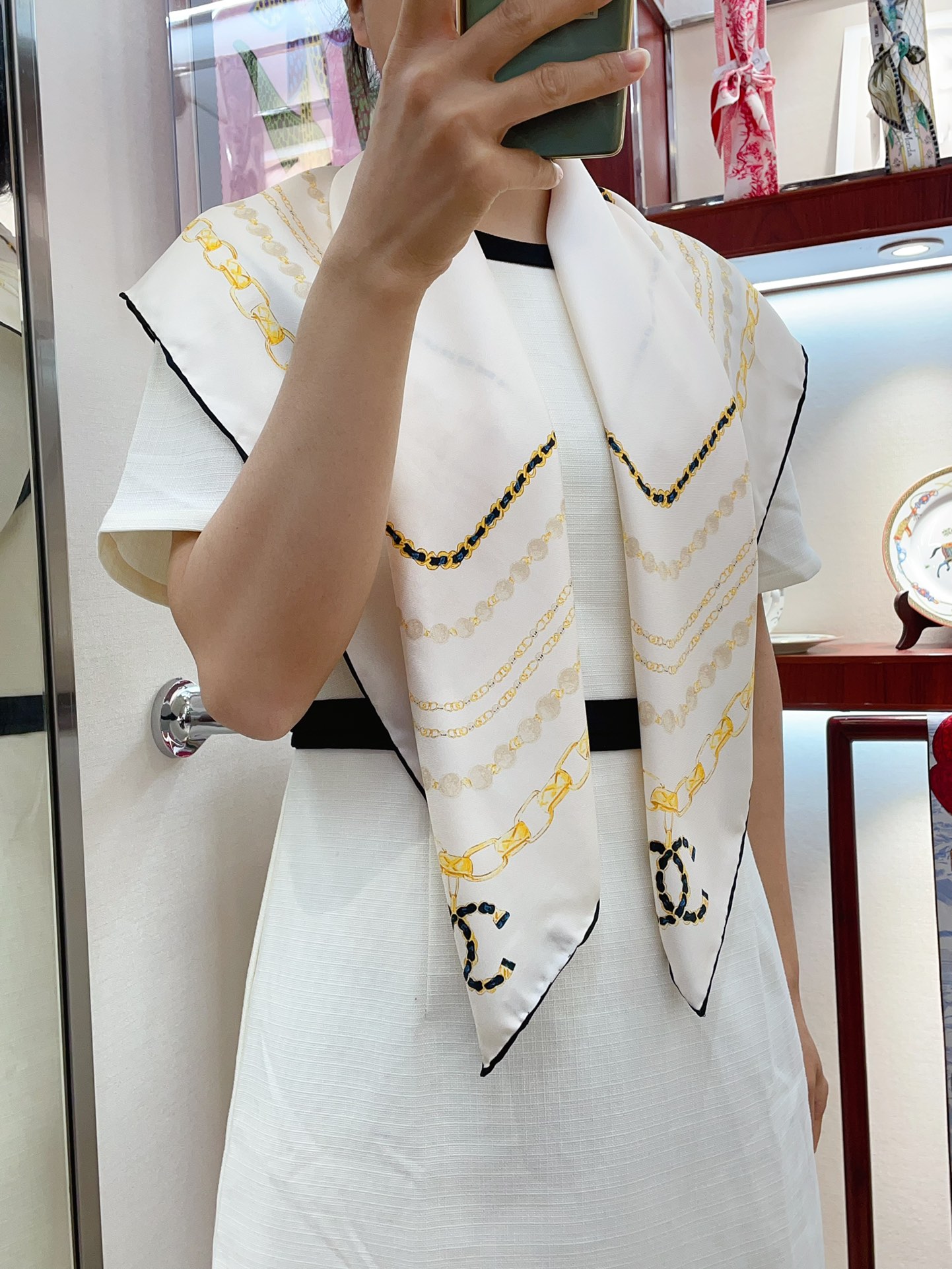 NO:171751,The latest CHANEL model [Little Fragrance Chain] is very three-dimensional, as casual as a goddess, absolutely full of style, and is definitely worth collecting artwork, size 90*90 top twill silk, exquisite hand-made curled edges!  , High-version scarf, Chanel, real silk19860909重磅推荐CHANEL最新款【小香链条】非常富有立体感,像女神那么随意一搭,绝对范儿十足,绝对值得珍藏的艺术品,尺寸90*90 顶级斜纹真丝,精致手工卷边！,高版本围巾,chanel,real silk,scarf