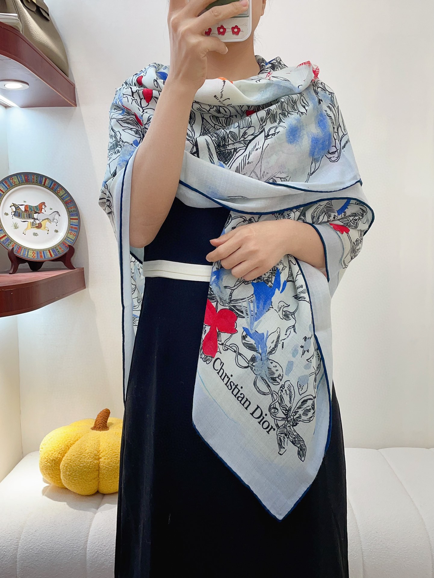 NO:172512,Dior's latest counter main model [Jungle Rabbit 140] A very easy-to-match style for vacation and daily life. The order private flow is very easy to match when you see it. You will want to go on vacation and wear it very well. You will look so energetic. You can see the details clearly. The high-standard quality 140*140 large scarf, 70 cashmere silk, high-version scarf, dior, real silk19860909Dior最最新的专柜主打款【丛林兔子140】 度假及日常都非常好搭配的款订单私流】一看到就想去度假平时穿搭也非常好搭配,整个人看起来都会神采奕奕好多不用多说,细节品质都看得清楚,绝对获赞的高规格品质140*140大方巾,70羊绒真丝,高版本围巾,dior,real silk,scarf