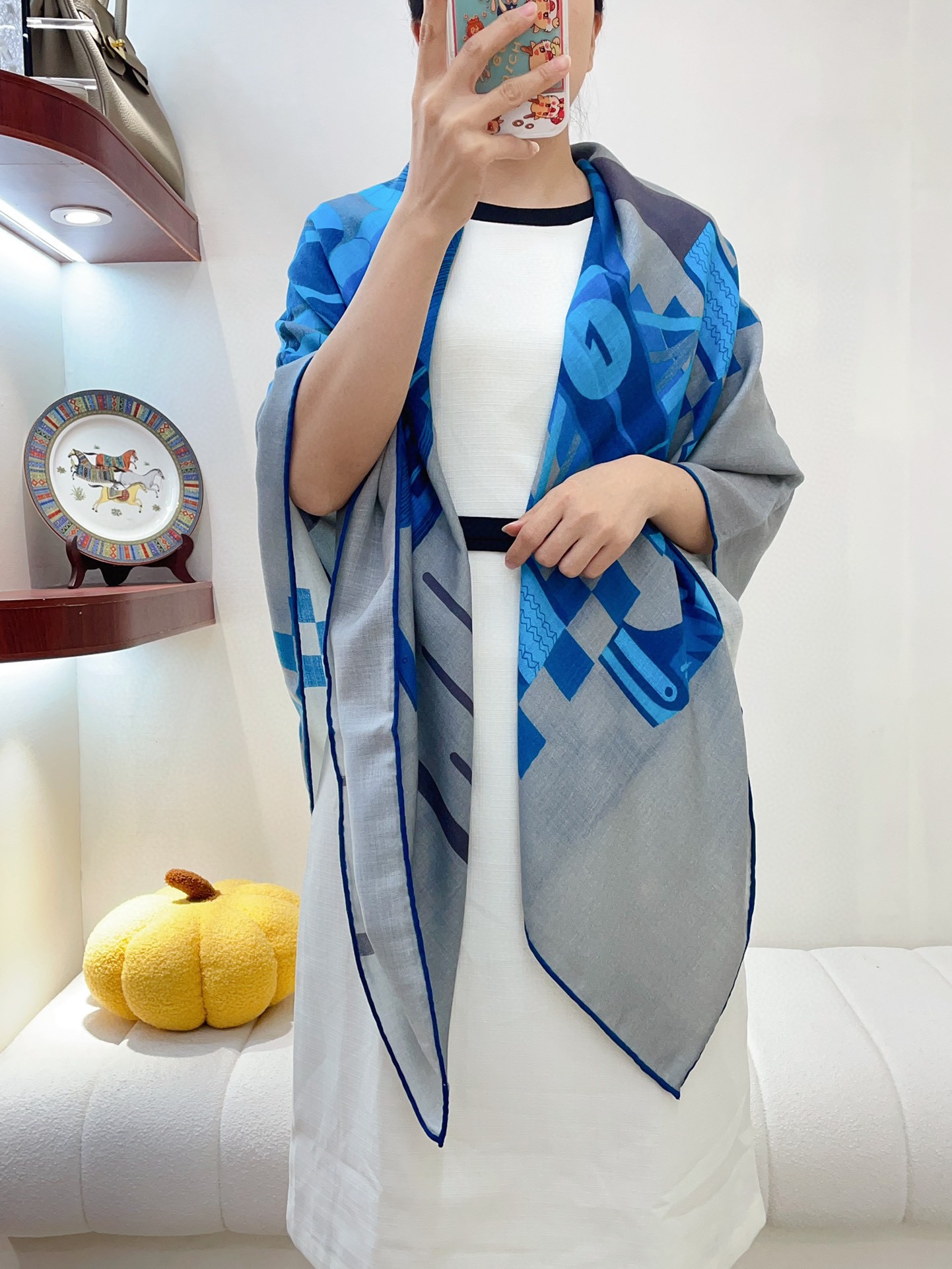 NO:172518,The counter is synchronized. Hermes's home says it looks good when buying it [Carriage 140] Recommended top-quality craftsmanship and super value Hermes counter hot cashmere square scarf three-dimensional presentation pattern and pattern real objects, extremely high grade special craftsmanship and high-end research and development, and the special cutting-edge craftsmanship is loved by Bai Fumei. Whether it is the quality, style, price, they scream, super high cost performance, absolutely worth buying 70 cashmere silk, size 140cm*140cm, high-version scarf, hermes, hermes, real silk19860909专柜同步 Hermes家买了都说好看【马车竞赛140】推荐顶级工艺超值爱马仕专柜爆款羊绒方巾立体呈现图案纹路实物档次极高特殊工艺高端研发惊艳问世特殊尖端工艺处理受到白富美的喜欢 无论是品质 款式 价格都令大牌控的她们尖叫 超高性价比 绝对值得入手70山羊绒真丝,尺寸140cm*140cm,高版本围巾,hermes,hermes,real silk,scarf