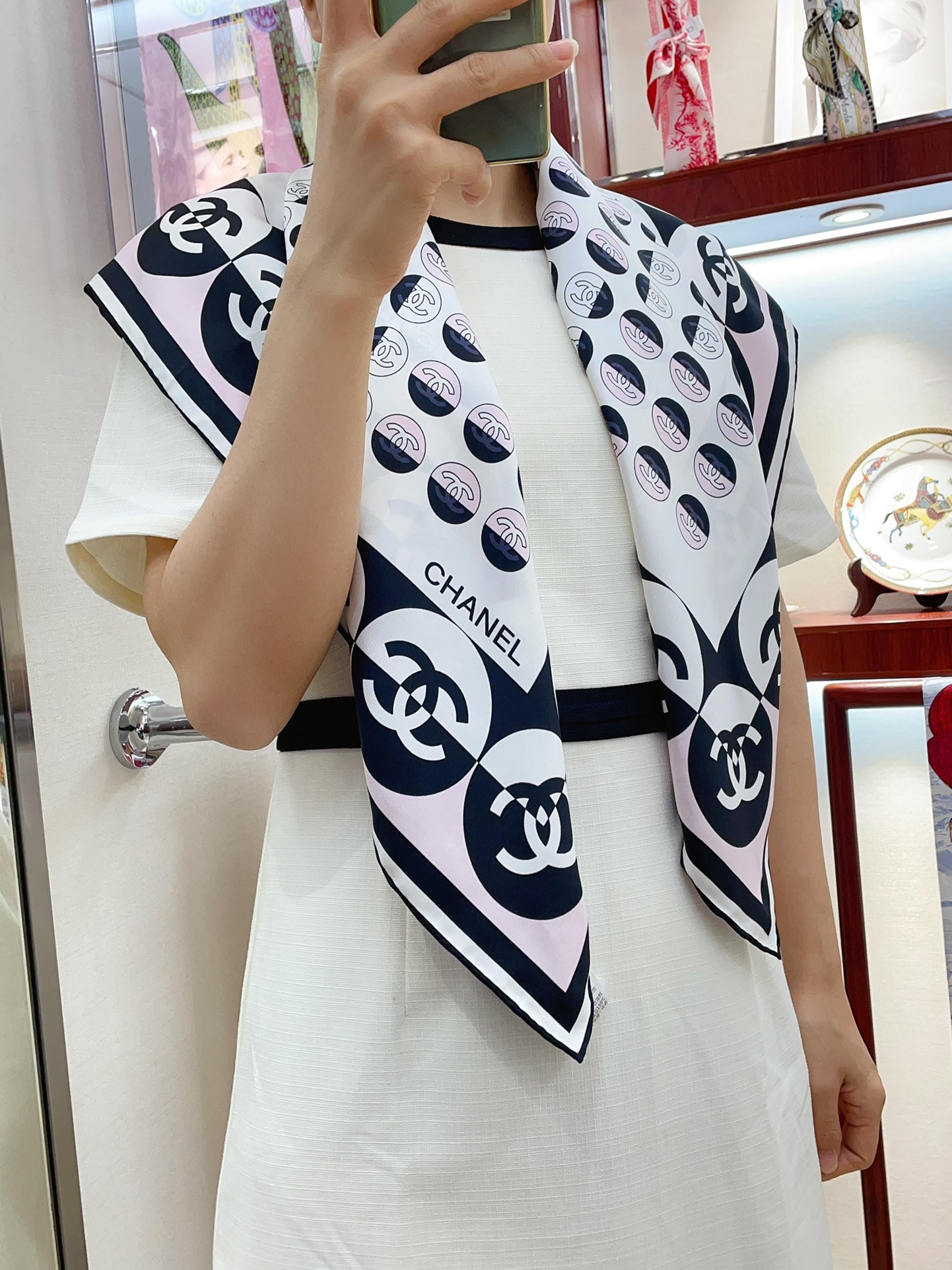 NO:172530,[18 Mmi Double-sided same color] Recommended the latest CHANEL model [LOGO color combination] Round LOGO color combination, very three-dimensional, as casual as a goddess, absolutely full of style, absolutely worth collecting artwork, size 90*90 top twill silk, exquisite hand-made curled edges!  , High-version scarf, Chanel, real silk19860909【18姆米 双面同色】重磅推荐CHANEL最新款【LOGO拼色】圆形LOGO拼色,非常富有立体感,像女神那么随意一搭,绝对范儿十足,绝对值得珍藏的艺术品,尺寸90*90 顶级斜纹真丝,精致手工卷边！,高版本围巾,chanel,real silk,scarf