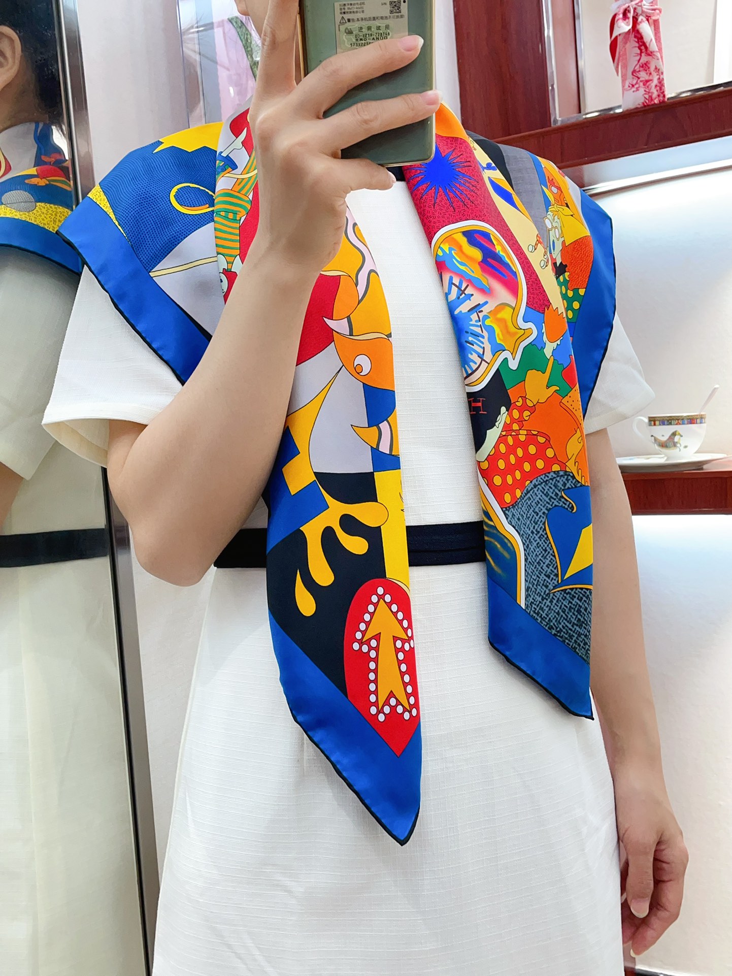 NO:172536,Launching the new HERMES is a big deal!  【Incredible】Square scarf!  Streamlined and fashionable, with a good sense of quality!  It's easy to wear an addictive scarf!  With a simple temperament that is not visible and not exposed, the current season is just right, and she is captured by her tone at first sight. She can be used for a long time and has been out of date. She loves her for ten thousand years and has a small size of 90*90!  !  ,High-version scarf,hermes19860909上新HERMES 重磅！【不可思议】方巾！精简时髦,品质感很显好！好搭到上瘾的丝巾！带着不显山不露水的简约气质,现在的时节刚刚好,第一眼就被她的调性俘获,可以用很久都不过时的款,爱一万年都嫌太太太少,尺寸90*90！！,高版本围巾,hermes,scarf