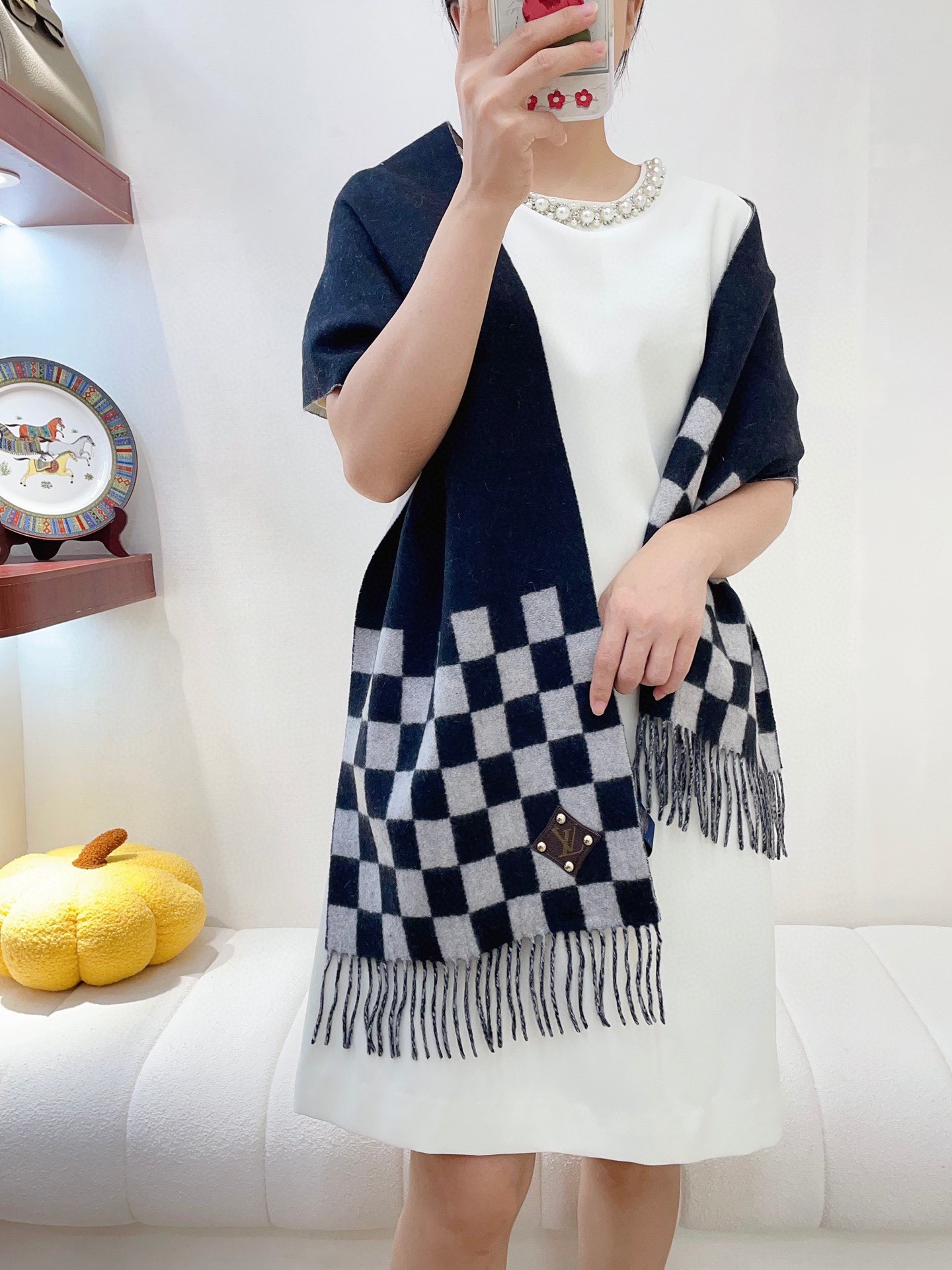 NO:172534,(Top cashmere version) A angrily recommended. High-end men's style with a very good feel~ The super soft and soft men's cashmere scarf LV home ZG is on sale at the same time. This price is really invincible and great value!  My mother's price feedback~ I bought a very honest men's scarf at LV home~ The fabric is awesome, the double-sided cashmere yarn is really clear and clean, and the velvet feels really super comfortable when you hold it in your hand!  Very soft and manly style, the upper body is invincible, beautiful, elegant and simple, and can be surrounded on both sides. Any boy will like it. It has a texture but not ostentatious process. During the photo shoot, I have been fascinated by the texture of the fabric and the contrasting color effect many times. Presbyterian is very delicately embellished, with a texture but not ostentatious~ A little bit of benefit for everyone~ The feel is very soft and comfortable with the medium thickness, a very affectionate style~ a very affectionate style for the neck~ a classic male and female style, cashmere, specifications 30*180cm, with formal wear or casual wear, it is perfect for folding or circle, it is perfect for gentlemanly and stylish~ a warm demeanor, a high-version scarf, louis vuitton19860909（顶级羊绒版）怒赞推荐 手感超好高端男士款~超级无敌软糯的男士羊绒围巾LV家ZG同步在售,这个价格真的无敌超值！亲妈价格回馈~买到绝对值LV家非常正的男士围巾~面料大爱,双面的羊绒纱线真的清晰干净,握在手里绒感真的超级无敌舒服！非常柔软很Man的风格,上身效果无敌好看大气简约,两面都可以围,任何男生都会喜欢的款吧,有质感不张扬拍照过程中已经多次被面料质感和撞色的效果迷倒.老花非常精致的点缀,有质感不张扬~尾单余一丢丢福利大家~手感非常柔软舒服中等厚度,非常亲脖子的一款~经典男女通用款式,羊绒,规格30*180cm搭配正装或者搭配休闲装都很合适~对折挂围或者绕圈围都完全可以,绅士有型~有温度的风度,高版本围巾,louis vuitton,scarf