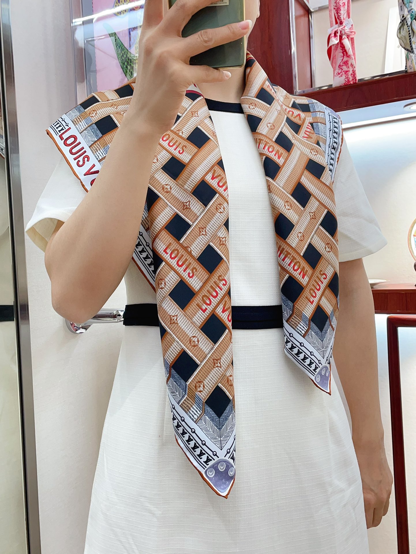 NO:177624,New!  The new LV version of 90cm square scarf 16mm twill silk material is made of pure hand-made curly edges, and the light and luxurious feeling is exquisite and combines a classic pattern, which not only matches the skin tone and versatile. The new high-end heavy twill silk counter has a new fabric that pursues the shape, and the feel is crisp. The color matching of high-end designers takes into account the upper body effect and color saturation. The color is fresh, rich and exquisite and has a celebrity temperament!  Good goods are not waiting for others, if you like it, you can't miss it [Ingredient size 90X90cm Twill silk] High-version scarf, high-version scarf, louis vuitton, real silk19860909上新！LV新版90cm方巾16姆米斜纹真丝材质纯手工卷边,轻奢感十足精美皮带组合成经典图案 既衬肤色又百搭 高端重磅斜纹真丝专柜新款面料追求造型,手感挺括,高端设计师配色均考虑上身效果和色彩饱和度,色泽新鲜浓郁非常精致又有名媛气质！好货不等人,喜欢就不能错过哦【成分尺寸90X90cm 斜纹真丝】高版本围巾,高版本围巾,louis vuitton,real silk,scarf