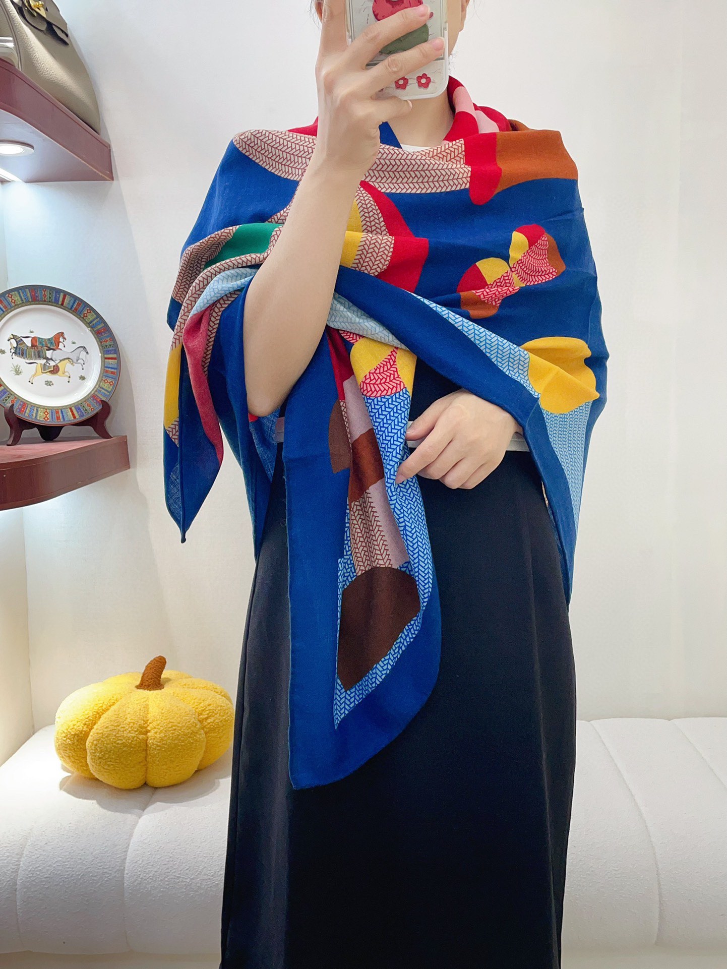 NO:173284,The counter is synchronized. Hermes's home says it looks good when you buy it. [Jumping Pony] Recommended top-quality craftsmanship and super value. Hermes counter hot cashmere square scarf with three-dimensional presentation patterns and patterns. The real thing is very high grade. Special craftsmanship is stunningly developed and developed. Special cutting-edge craftsmanship is loved by Bai Fumei. Whether it is the quality, style, price, they scream. Super high cost performance. It is definitely worth buying 70 cashmere silk, size 140cm*140cm, high-version scarf, hermes, hermes, real silk19860909专柜同步 Hermes家买了都说好看【跳跃小马】推荐顶级工艺超值爱马仕专柜爆款羊绒方巾立体呈现图案纹路实物档次极高特殊工艺高端研发惊艳问世特殊尖端工艺处理受到白富美的喜欢 无论是品质 款式 价格都令大牌控的她们尖叫 超高性价比 绝对值得入手70山羊绒真丝,尺寸140cm*140cm,高版本围巾,hermes,hermes,real silk,scarf