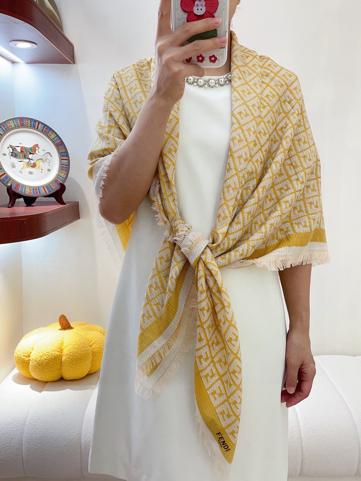 NO:173286,Super heavyweight!  FENDI Heavy Craftsmanship Velvet Shawl!  The counter is hot-selling, just looking at the patterns, you will know how luxurious and important it is!  A big-name high-end silk cashmere shawl series, a must-have in autumn and winter!  It is super stylish with all kinds of clothes!  It is really practical, fashionable and fashionable. The upper body effect is really good. The fabric is invincible, soft and comfortable, comfortable, comfortable and high-end, and not exaggerated. It is outstanding among the crowd!  Carry someone up!  temperament!  fashionable!  Size is 140*140cm…70 cashmere 30 silk, high-version scarf, fendi, real silk, shawls19860909超级重磅！FENDI 重工匠心丝绒披肩！专柜热卖款,光看图案你就知道有多奢华重磅了！大牌气质高端真丝羊绒披肩系列,秋冬必备！搭配各种衣服都超级有腔调！真的很实用时髦洋气,上身效果真心好看面料无敌柔软舒服,舒适高级又不浮夸,在人群当中都很出众！抬人！气质！时髦！尺寸为140*140cm…70羊绒30丝,高版本围巾,fendi,real silk,shawls,scarf