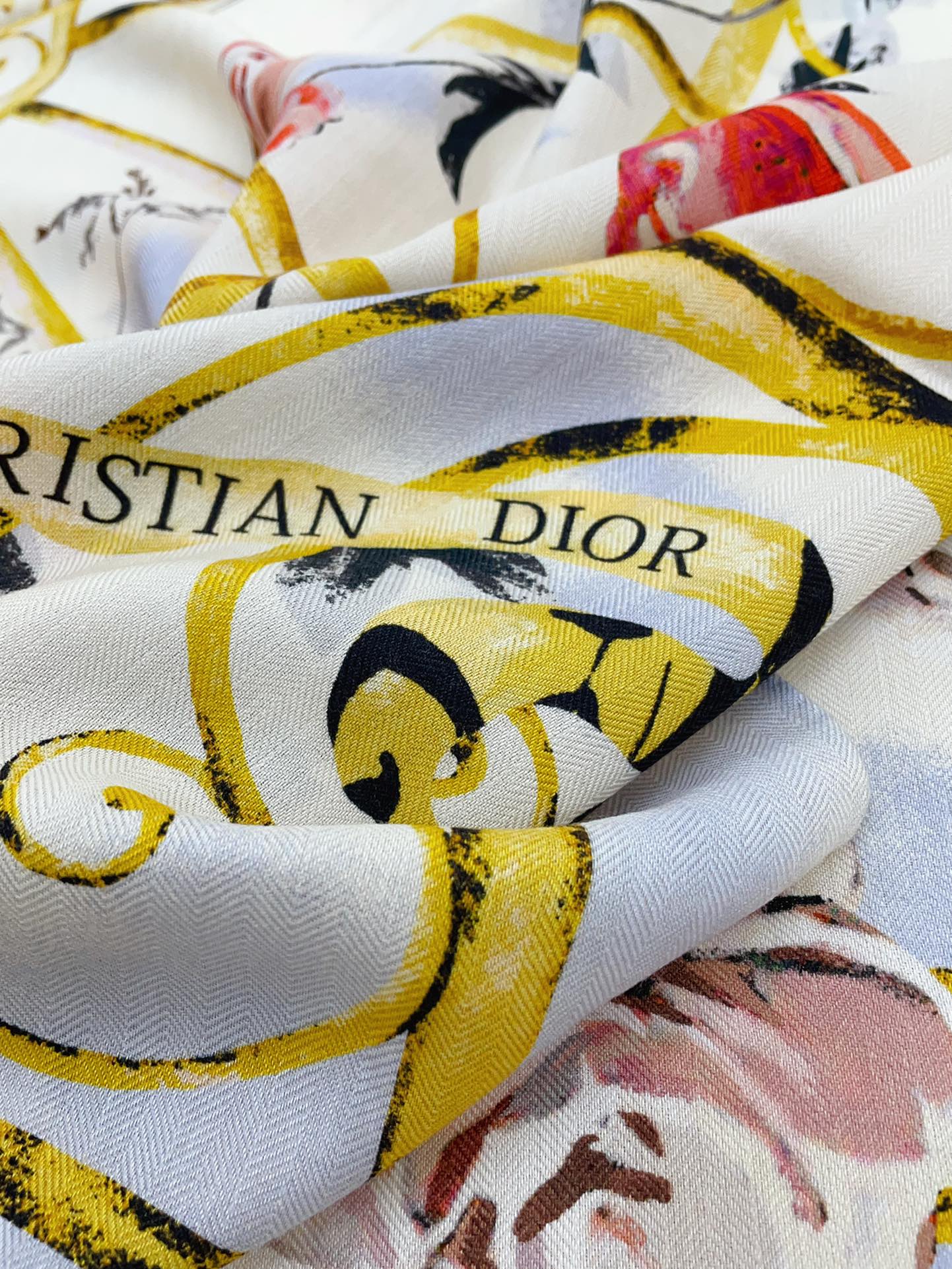 双面同色上新DiorJardinBotanique披肩它以浪漫的花卉图案为特色让人想起Dior先生钟爱的