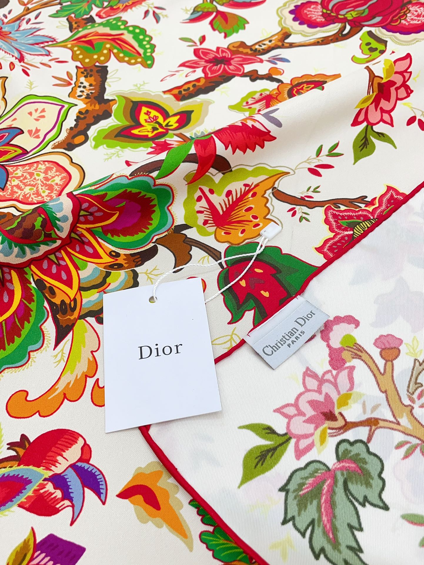 新款Dior家专柜同步上新生命之树90真丝方巾卖的超爆的上身才会知道她的美洋气大牌范十足最要紧的是显的皮