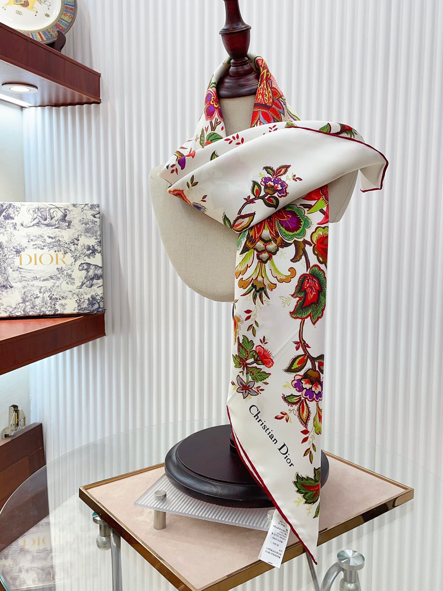 新款Dior家专柜同步上新生命之树90真丝方巾卖的超爆的上身才会知道她的美洋气大牌范十足最要紧的是显的皮