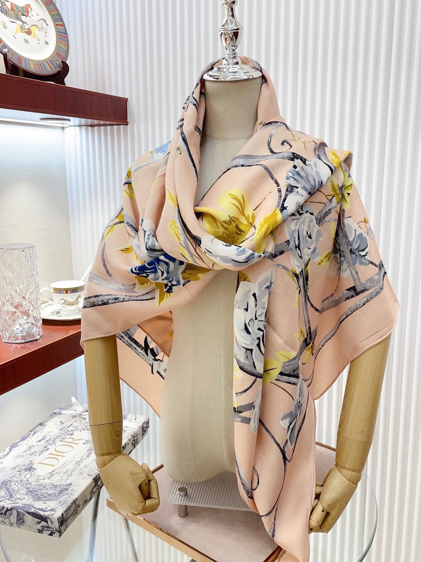 双面同色上新DiorJardinBotanique披肩它以浪漫的花卉图案为特色让人想起Dior先生钟爱的