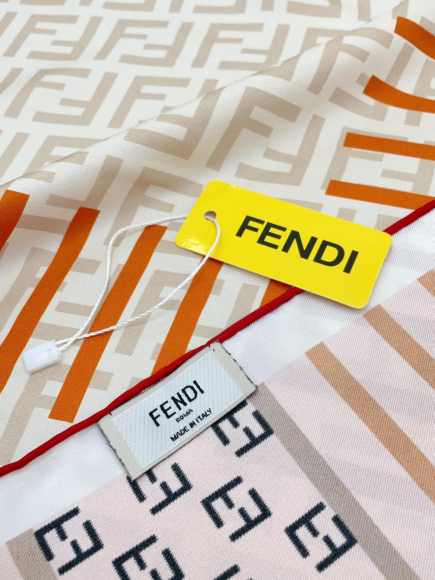 出彩点睛️最新款FENDI官网也是刚刚上架的️香港贸易公司的订单！独有的调调.F家的丝巾真的光是图案细节