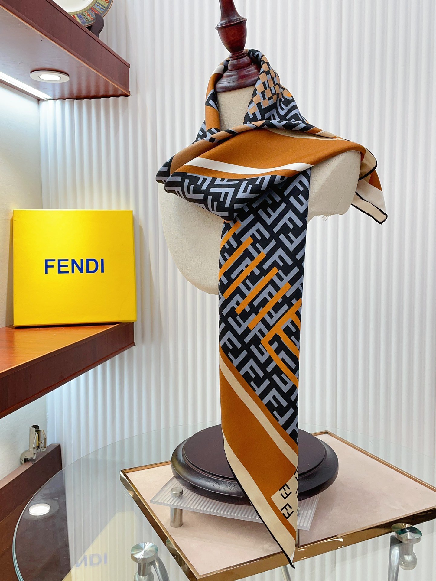 出彩点睛️最新款FENDI官网也是刚刚上架的️香港贸易公司的订单！独有的调调.F家的丝巾真的光是图案细节