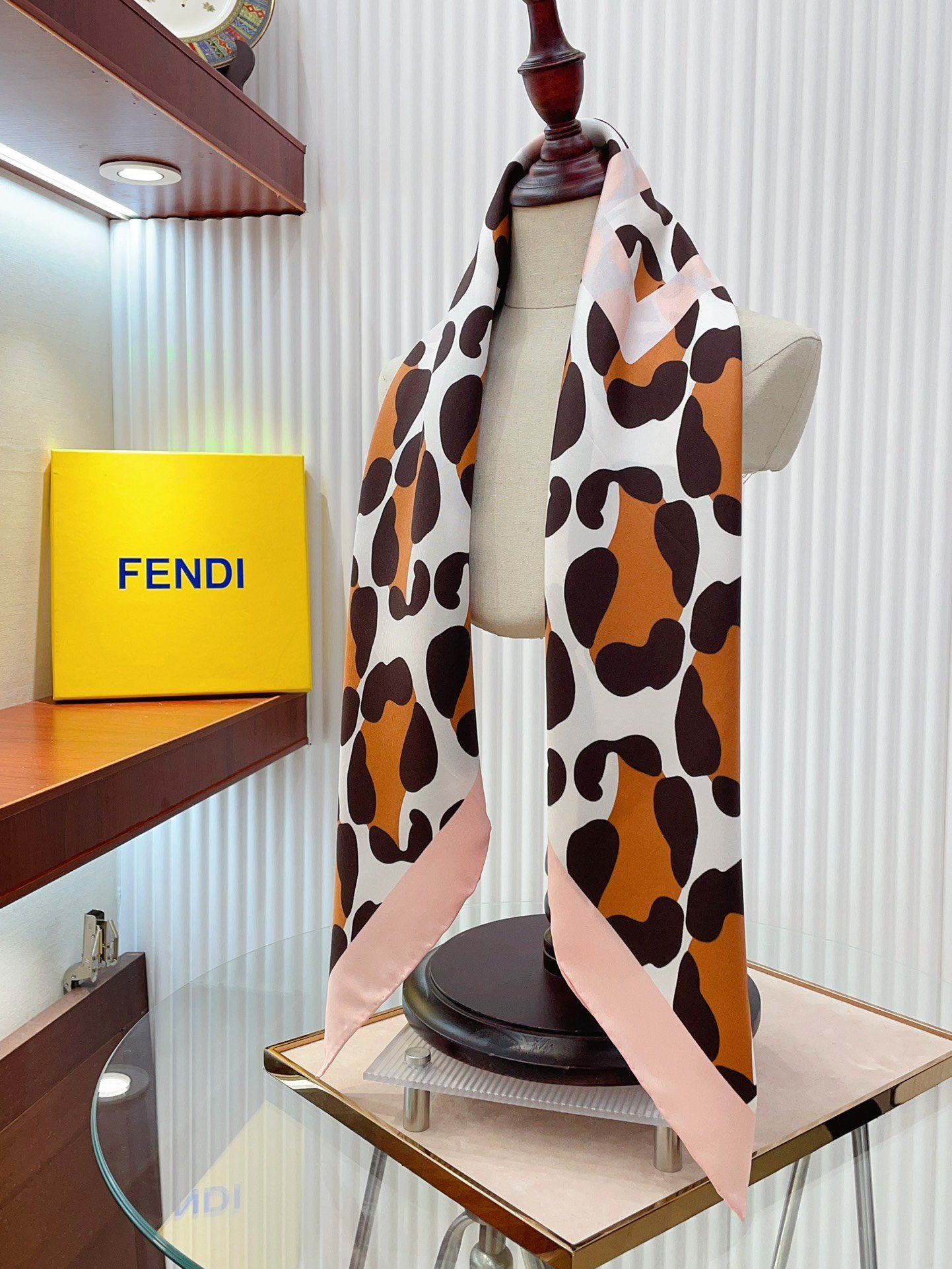 Fendi芬迪成为近一两年最火的品牌之一ＦF字母配豹纹去年更是火到过分.这款恐怕是年度最好看的fendi