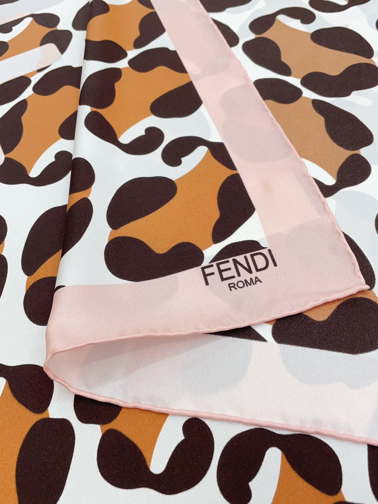 Fendi芬迪成为近一两年最火的品牌之一ＦF字母配豹纹去年更是火到过分.这款恐怕是年度最好看的fendi