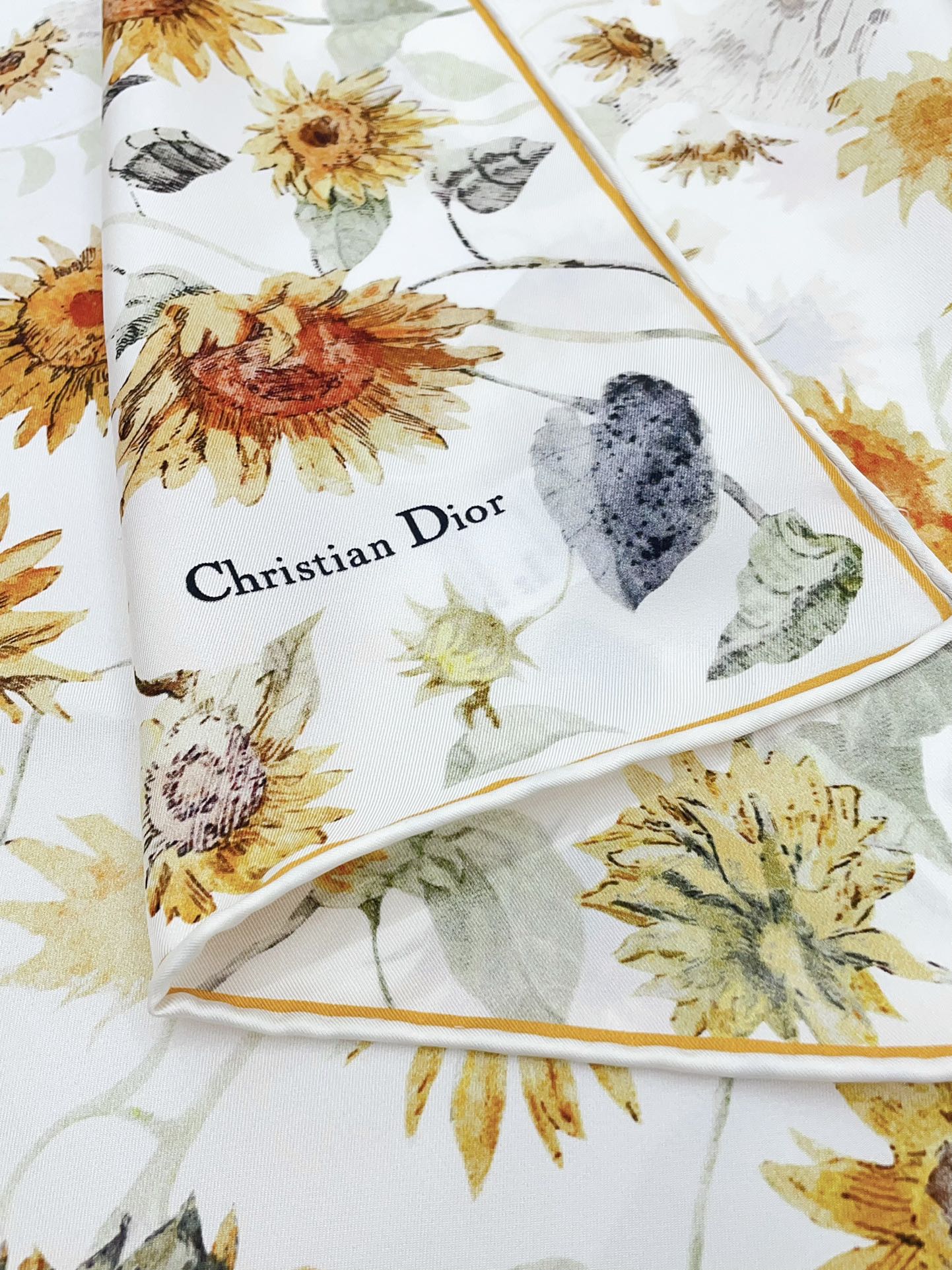 姆米双面同色这款LeBaldesFleursTournesol方巾展现富有诗意的花卉印花致敬Dior先生