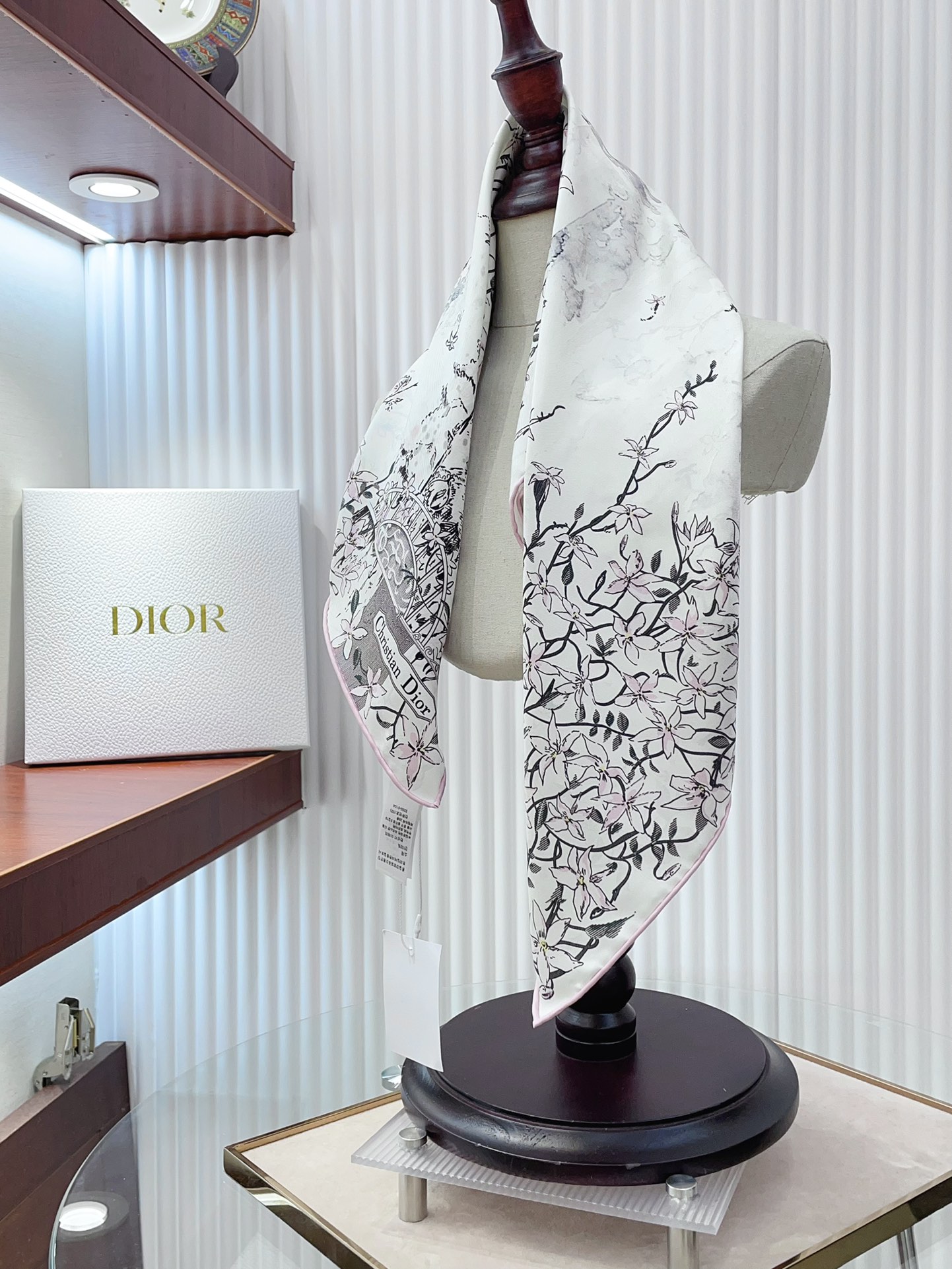 姆米双面同色这款LeBaldesFleursTournesol方巾展现富有诗意的花卉印花致敬Dior先生