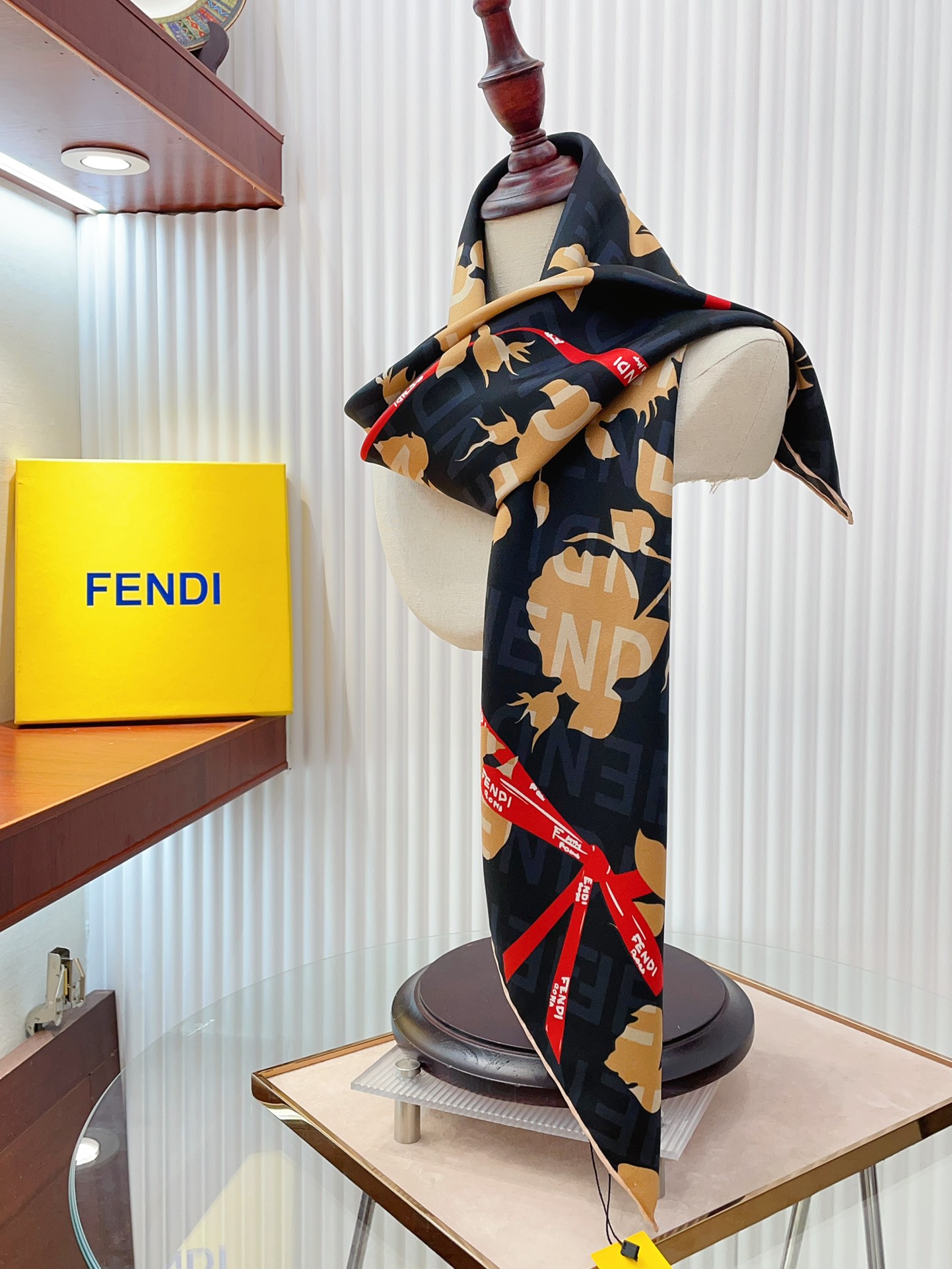 Fendi芬迪成为近一两年最火的品牌之一ＦF字母暗花配飘带去年更是火到过分.这款恐怕是年度最好看的fen