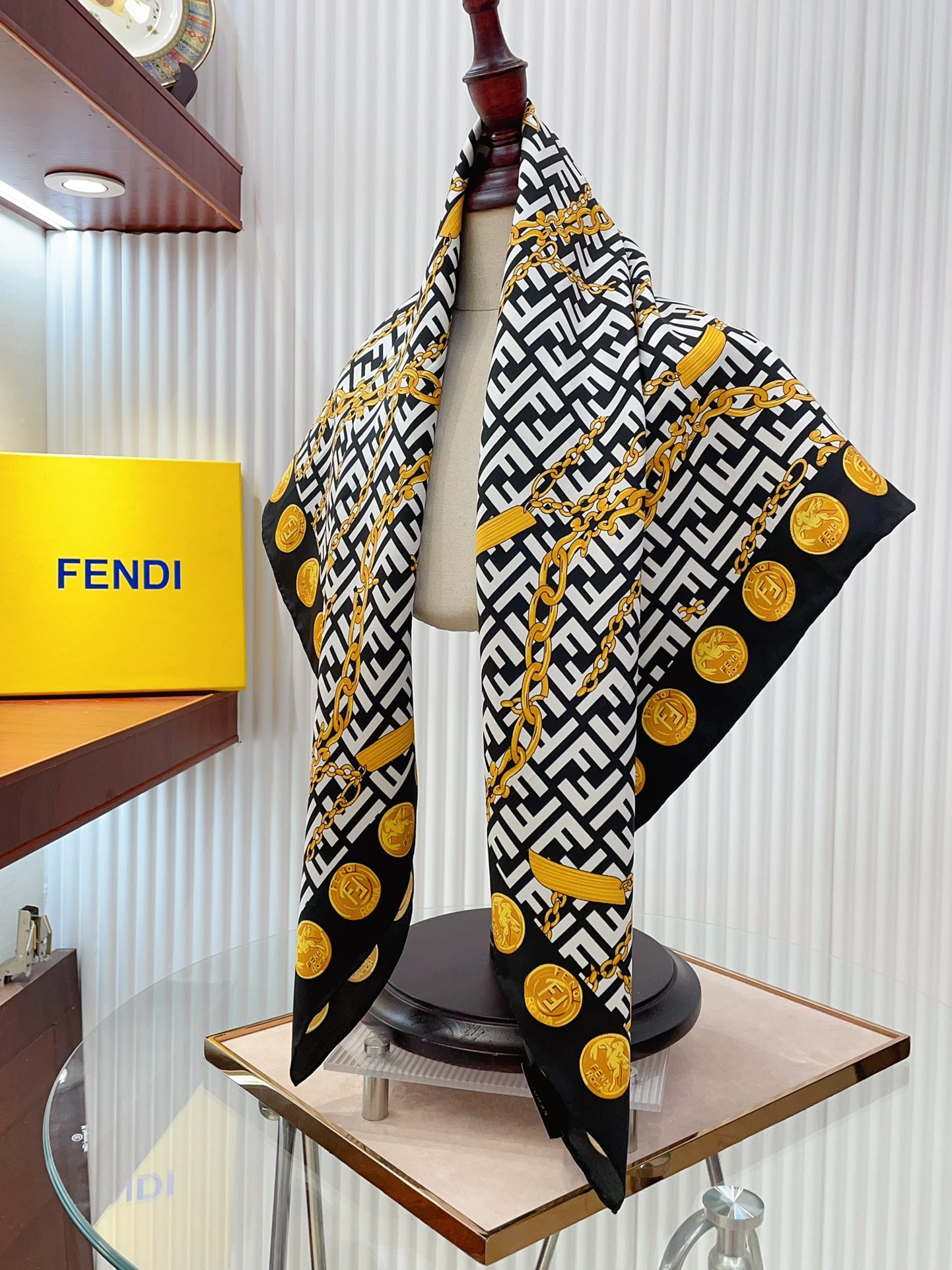 出彩点睛️最新款FENDI官网也是刚刚上架的️香港贸易公司的订单！配色很特别独有的调调.F家的丝巾真的光