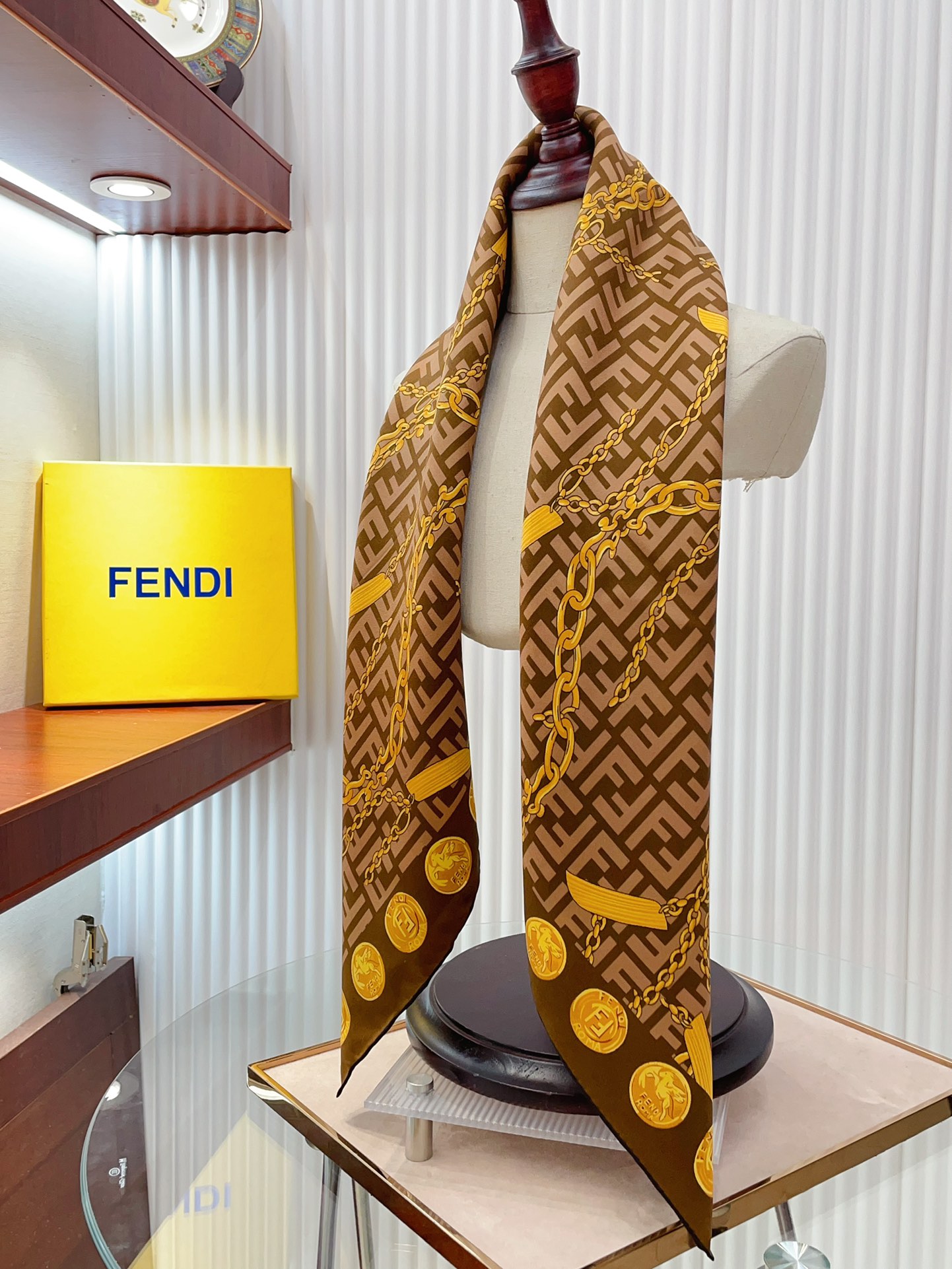 出彩点睛️最新款FENDI官网也是刚刚上架的️香港贸易公司的订单！配色很特别独有的调调.F家的丝巾真的光