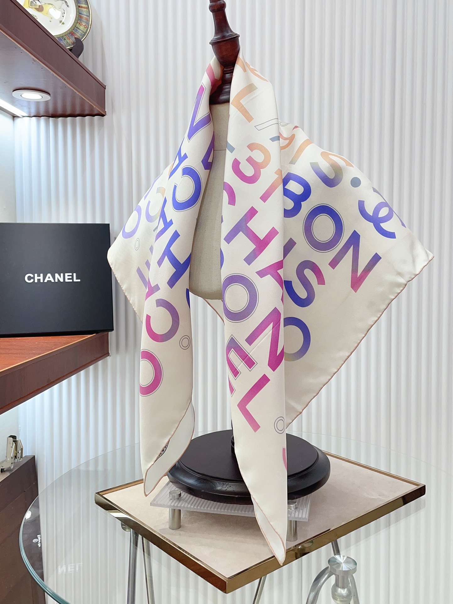 美翻了春夏季CHANEL新款专柜在售字母渐变色90真丝方巾以清新素净的色调呈现手链的优雅迷人风格摩登的小