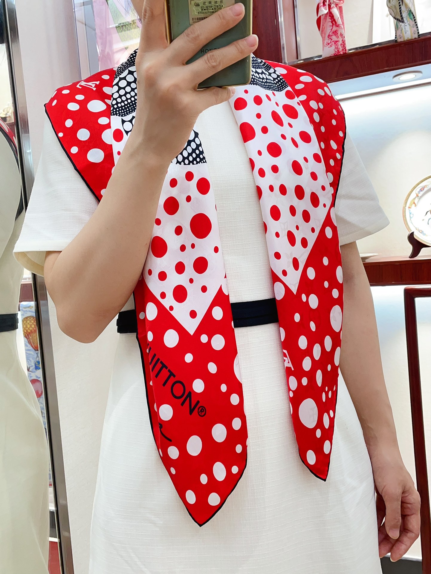 NO:175055,[Dark pattern jacquard, double-sided same color] The cow product is really good [L Pumpkin Polka Dot 90] Silk Square Scarf, just leave the hustle and bustle of the world, full pattern is soaked in polka dot pattern, strongly recommend slow hand-free twill silk price is really good, this size is not big or small, especially easy to match, the quality is super easy to get, high-end quality will be understood, high-end details, what you see is what you get heavy and huge VIP customers must buy, 90*90cm twill silk high-version scarf, high-version scarf, real silk,19860909【暗纹提花 双面同色】牛货上啦真心赞【L南瓜波点90】真丝方巾,暂别尘世喧嚣,全幅图案浸染波点图案,强烈推荐手慢无斜纹真丝价格真心好,这个size不大不小特别好搭配,品质超级好拿到手就会懂的高端品质,高端细节所见即所得重磅巨献VIP客户必入推荐90*90cm斜纹真丝高版本围巾,高版本围巾,real silk,scarf