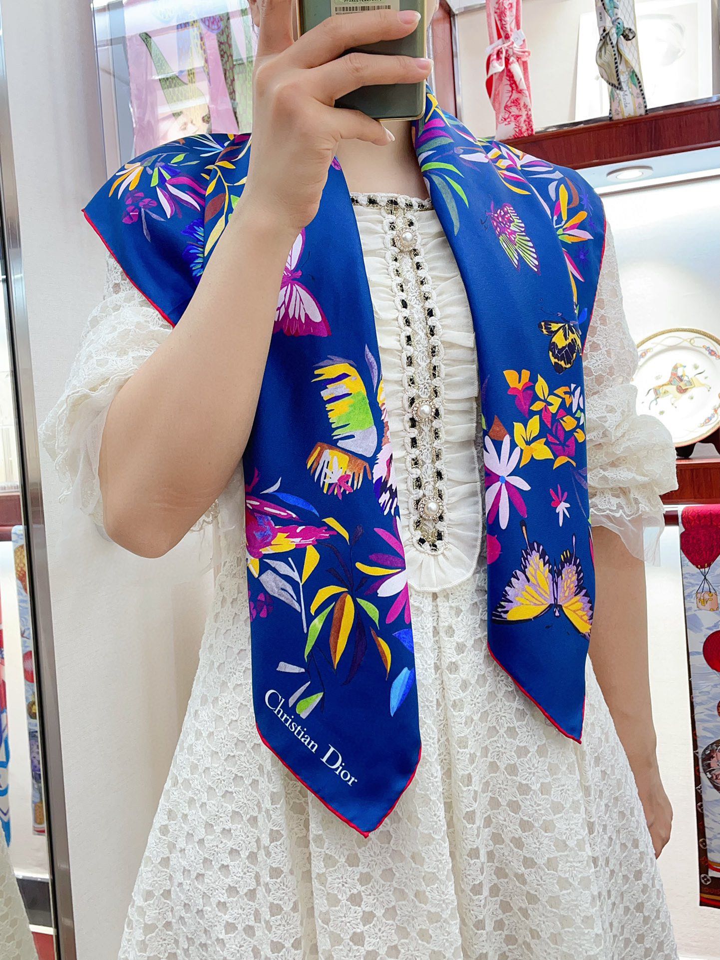 NO:174921,The new D-style counter is simultaneously launched in the new [Colorful Jungle 90] silk square scarf. It is sold very well. Only when the upper body is over, you will know its beauty, fashionable and full of big-name style. The most important thing is that the skin looks white, tender and eye-catching. It adopts a printed style and shows it to the fullest!  There is a reason to sell the fire!  Not as simple as being beautiful!  Size 90*90cm, top twill silk, hand-locking craftsmanship, high-version scarf, dior, real silk19860909新款D家专柜同步上新【彩色丛林90】真丝方巾 卖的超爆的,上身才会知道她的美,洋气、大牌范十足.最要紧的是,显的皮肤很白嫩还特吸睛.采用印花风格,彰显的淋漓尽致！卖的火是有理由的！不是单纯的漂亮这么简单！尺寸90*90cm,顶级斜纹真丝,手工锁边工艺,高版本围巾,dior,real silk,scarf