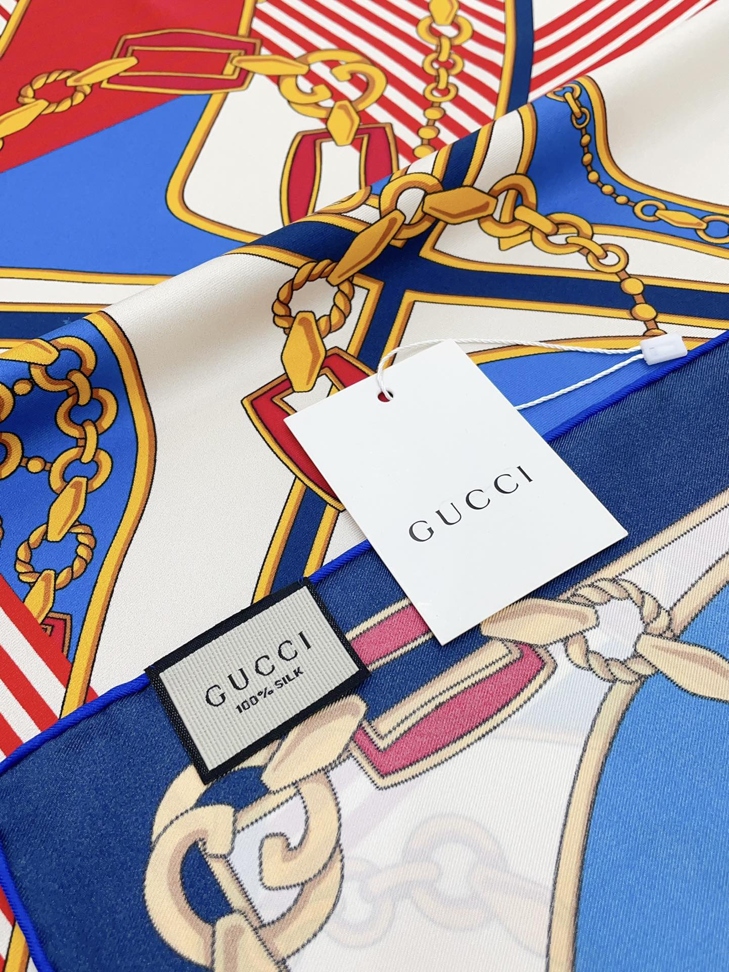 新款New️Gucci非常好看的丝巾系列非常出众的品味款面料非常柔软顺滑️️G的花色一直给人很时髦的感觉