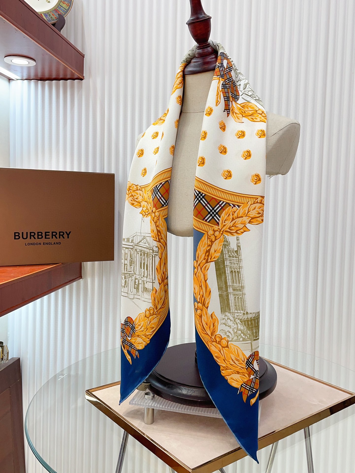 BURBERRY官网最最新的专柜主打款景观建筑印花度假及日常都非常好搭配的款订单私流一看到就想去度假️平