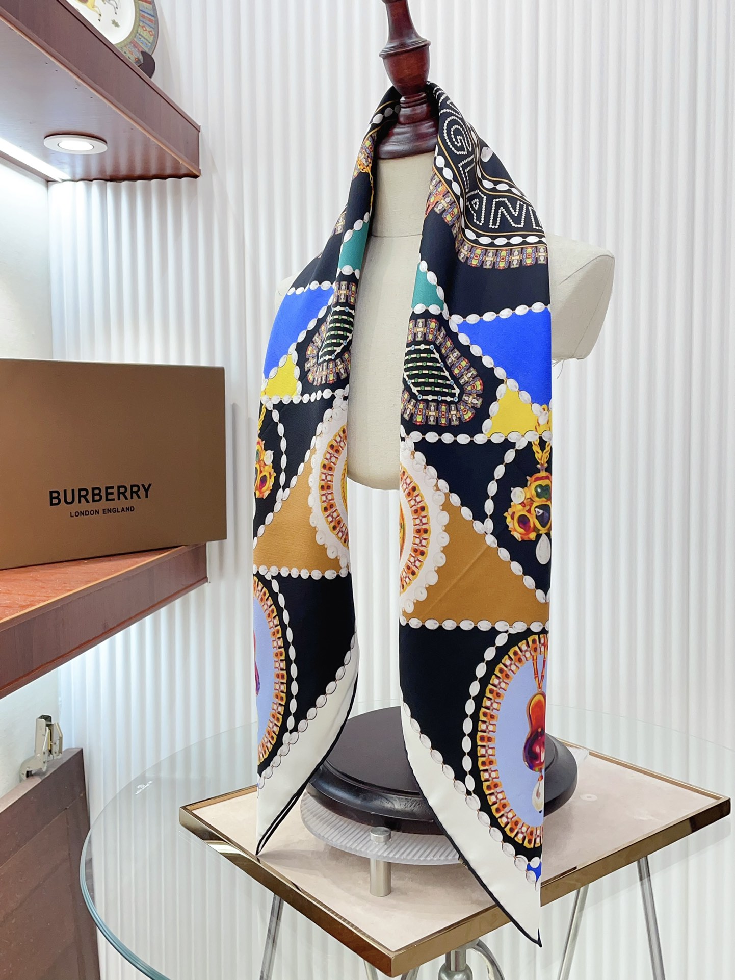 重磅推荐BURBERRY家新款珠宝盒拼色色彩明亮非常富有立体感像女神那么随意一搭绝对范儿十足绝对值得珍藏