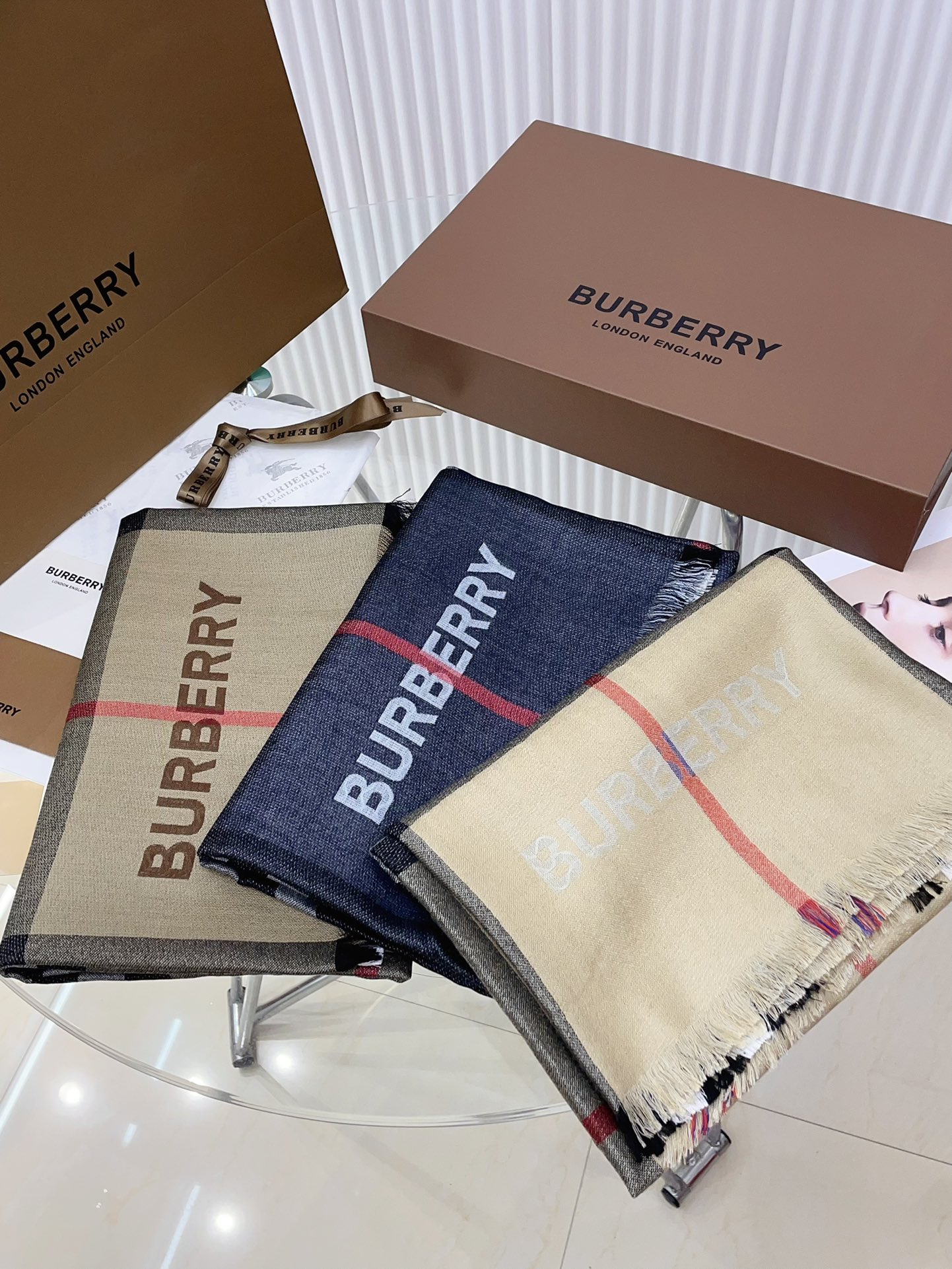 BURBERRY家经典格！2024年最值得入超值版老友闭眼入！一条围巾两条的快乐！！！经典格经典配色这个