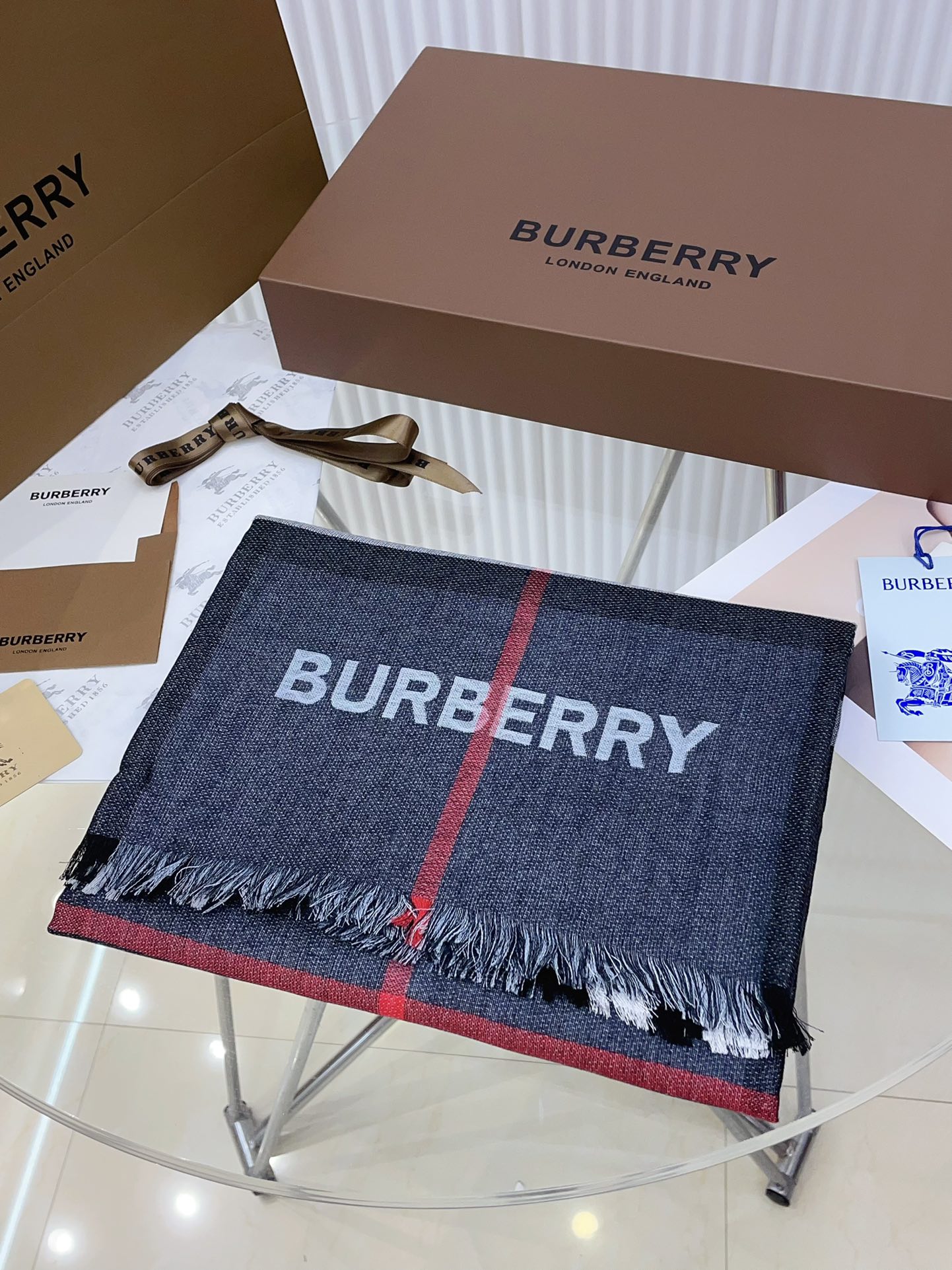 BURBERRY家经典格！2024年最值得入超值版老友闭眼入！一条围巾两条的快乐！！！经典格经典配色这个