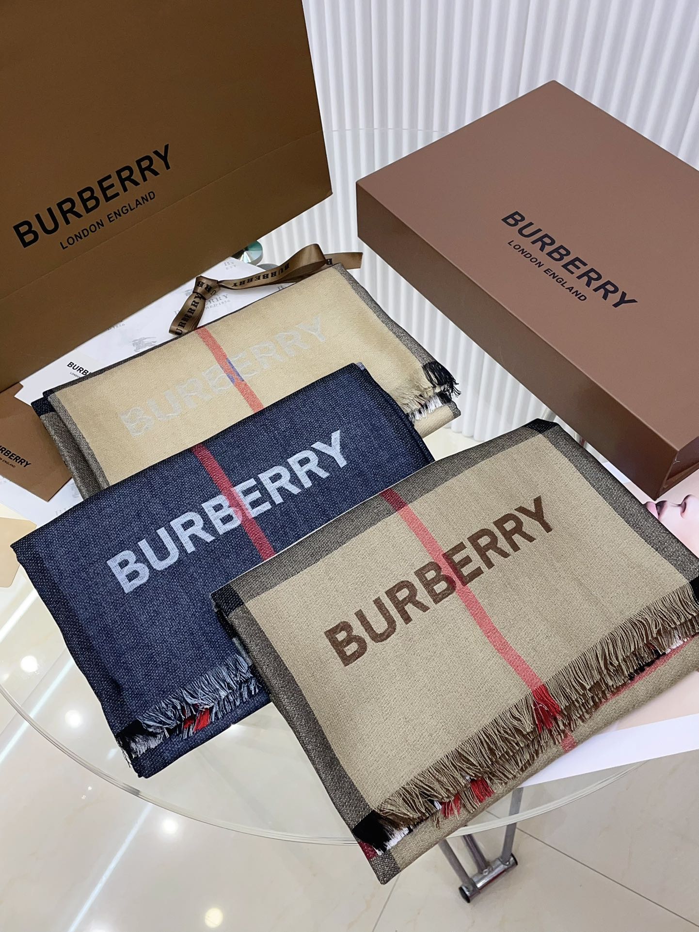 BURBERRY家经典格！2024年最值得入超值版老友闭眼入！一条围巾两条的快乐！！！经典格经典配色这个