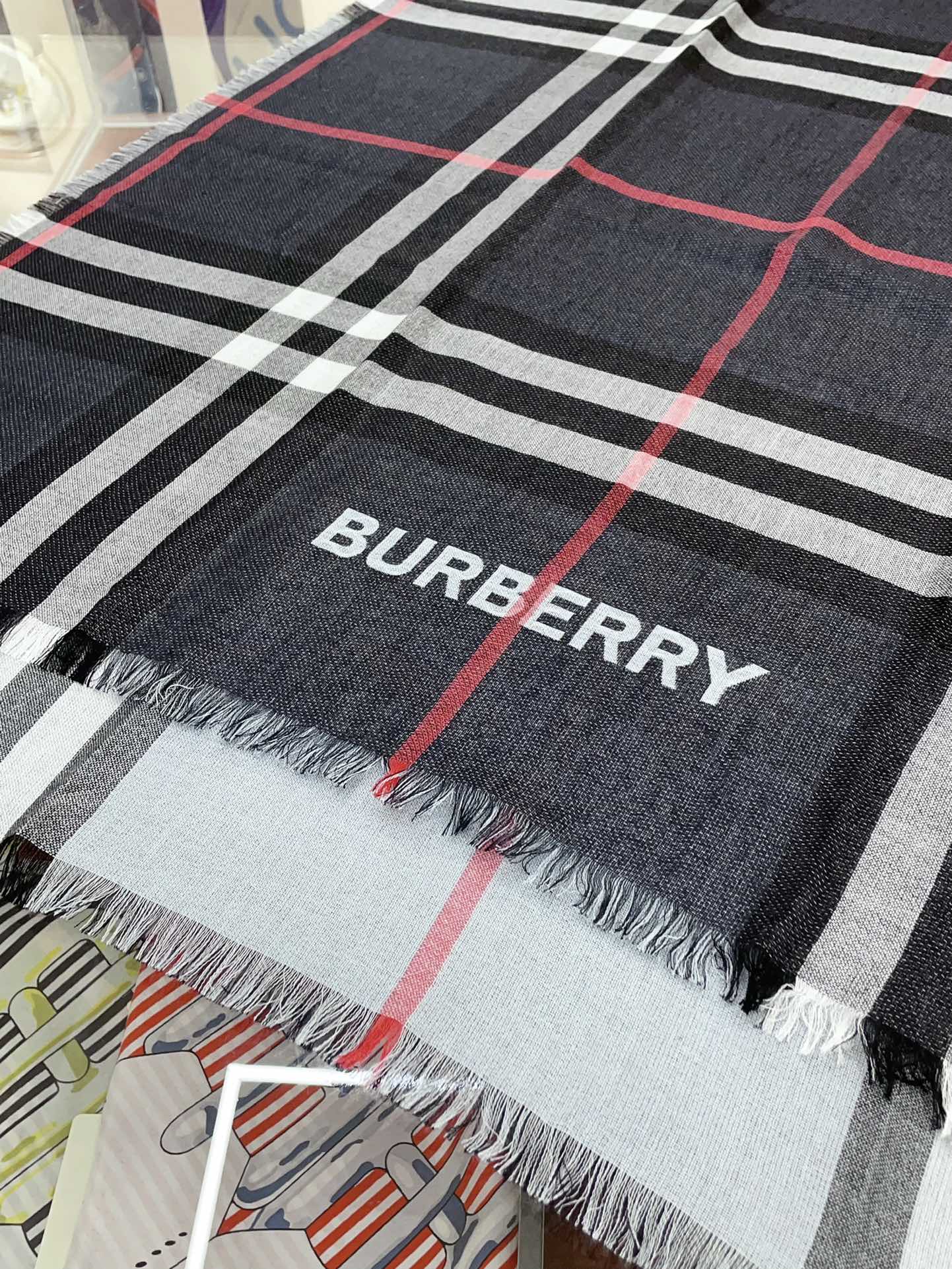 BURBERRY家经典格！2024年最值得入超值版老友闭眼入！一条围巾两条的快乐！！！经典格经典配色这个