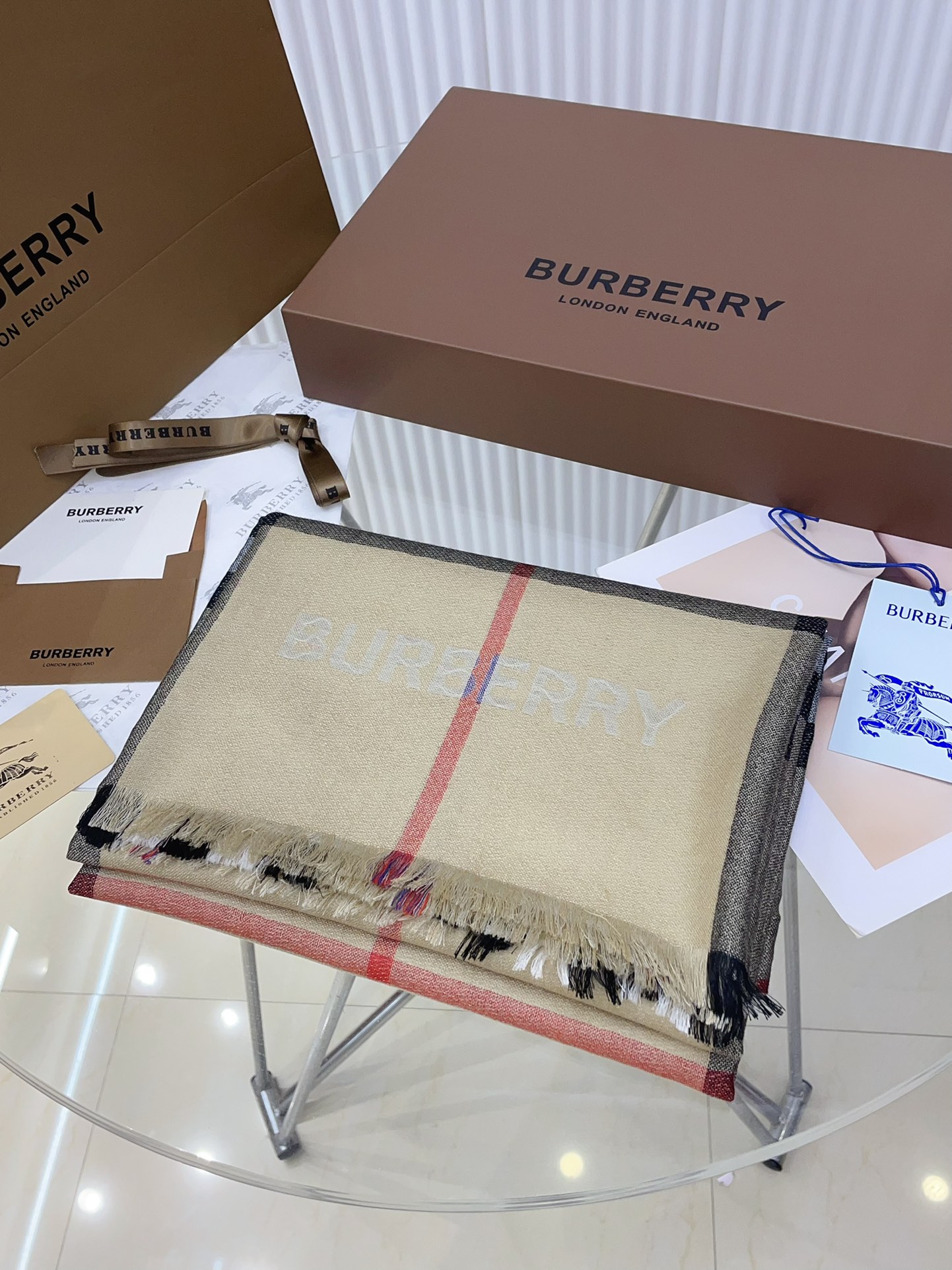 BURBERRY家经典格！2024年最值得入超值版老友闭眼入！一条围巾两条的快乐！！！经典格经典配色这个