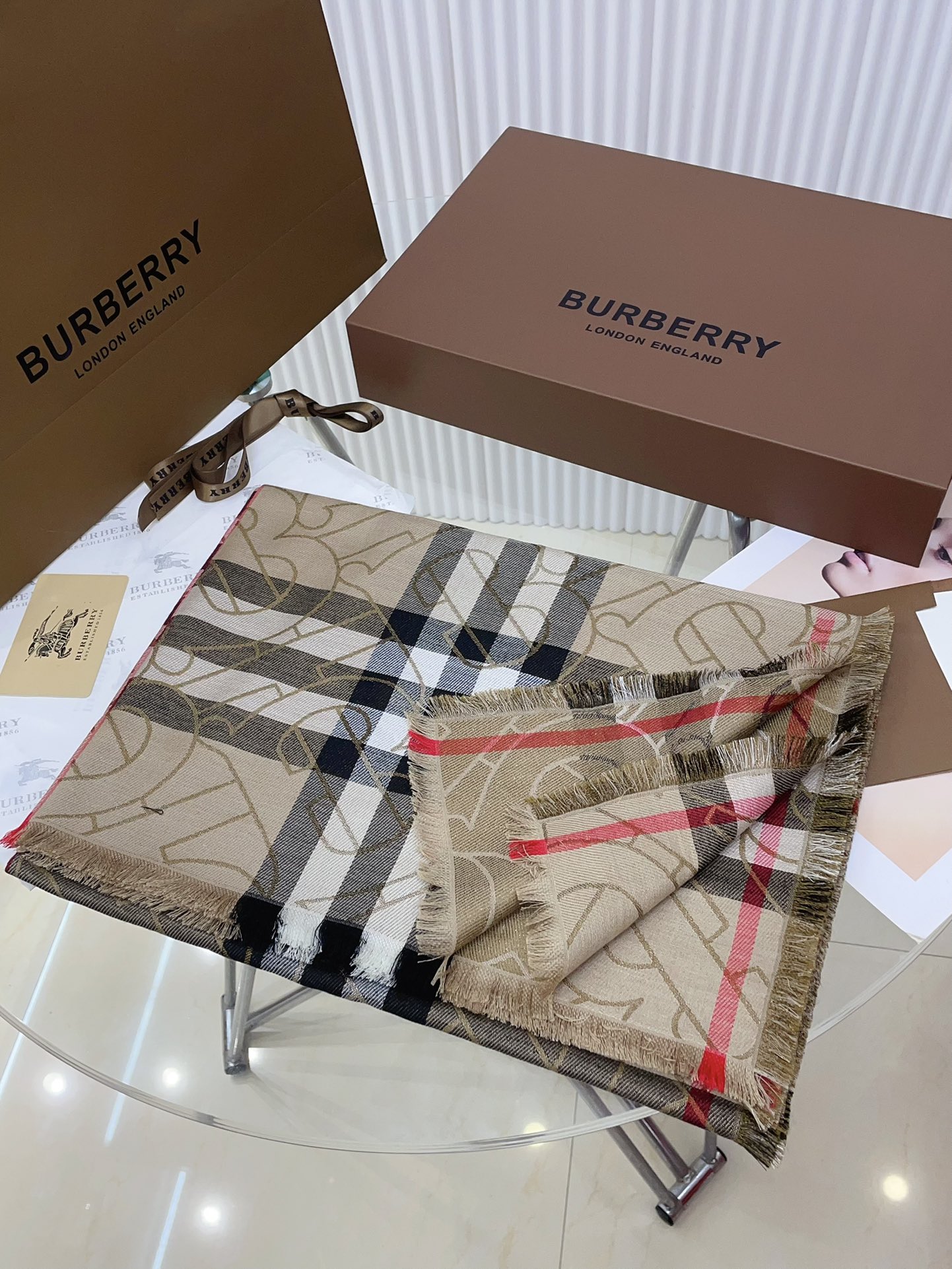 ️百搭时尚又充满高端气息Burberry新款金属感专属标志格纹围巾！赋予信手拈来的自信气质Burberr