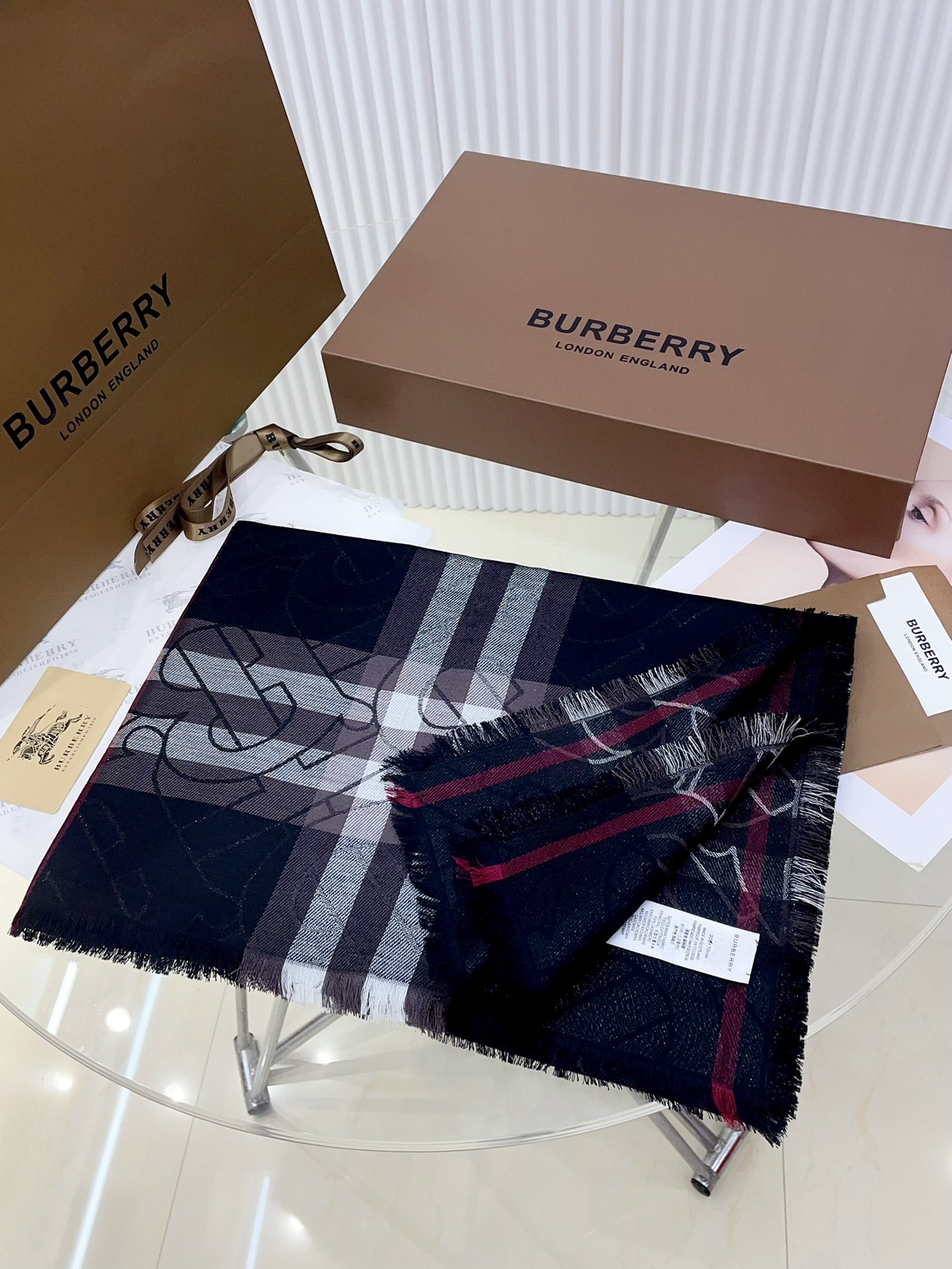 ️百搭时尚又充满高端气息Burberry新款金属感专属标志格纹围巾！赋予信手拈来的自信气质Burberr